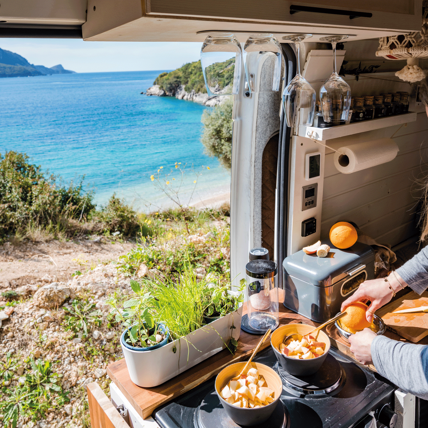 Kristallgläser mit Magnet an Metall-Leiste verstaut - super platzsparend im Camper