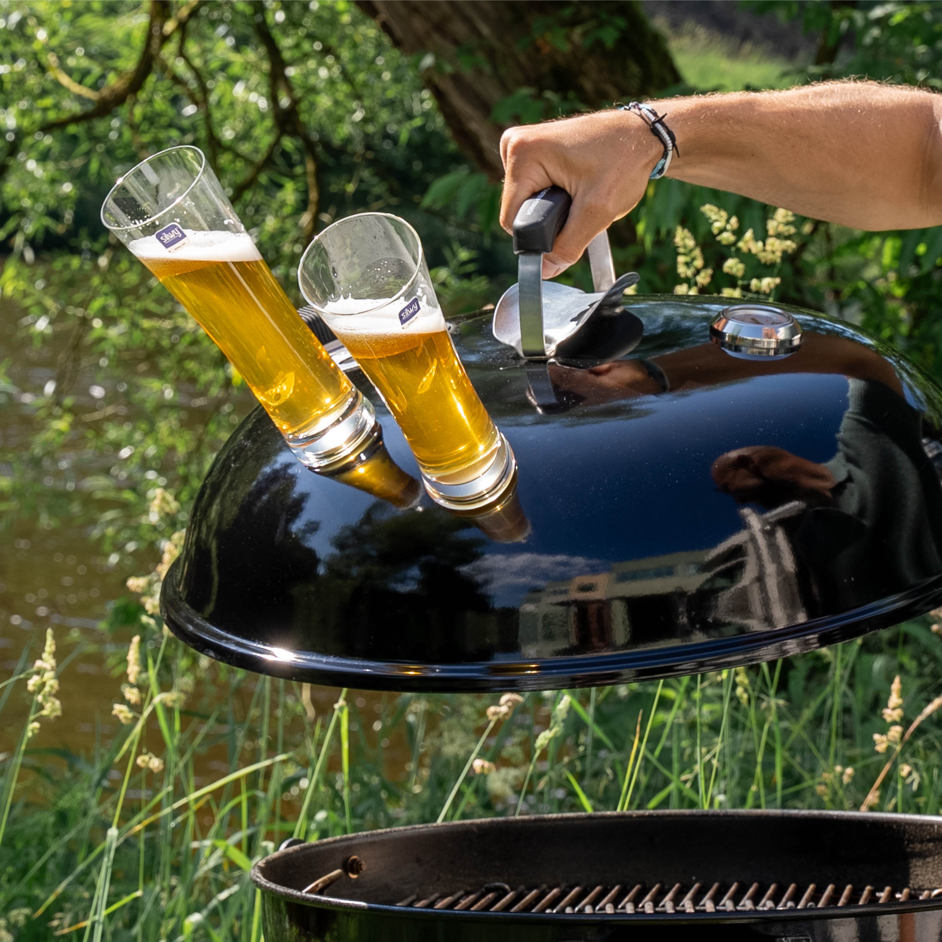 Magnet-Kristallgläser Bier auf metallischer Grillhaube abgestellt