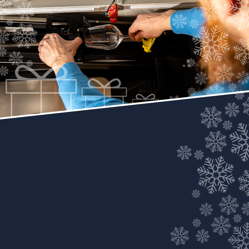 Weihnachtsedition - auf dem Foto ist zu sehen wie ein Weinglas personalisiert also graviert wird