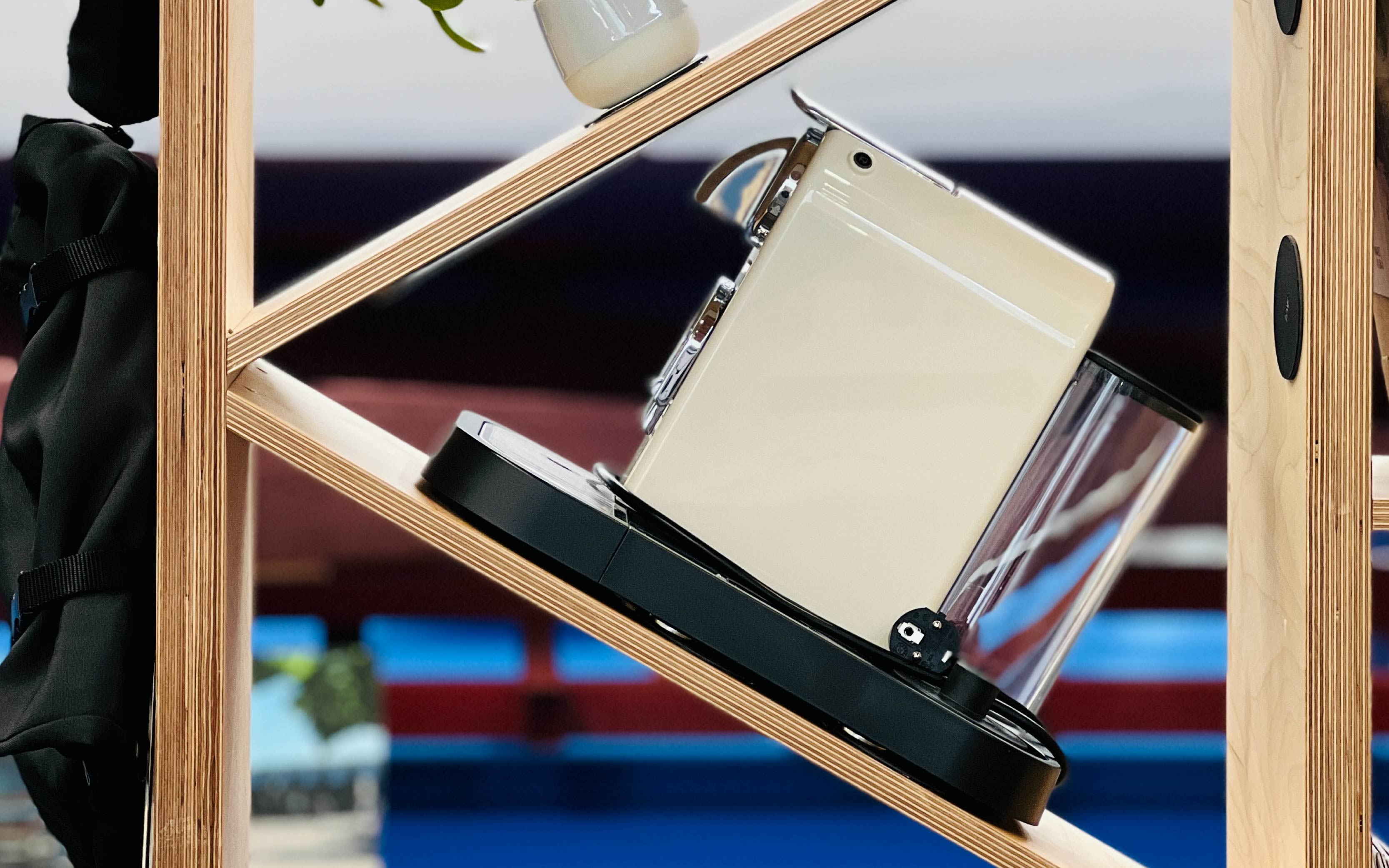 Kaffeemaschine mit Power-Magneten fixiert auf Metall-Nano-Gel-Pads