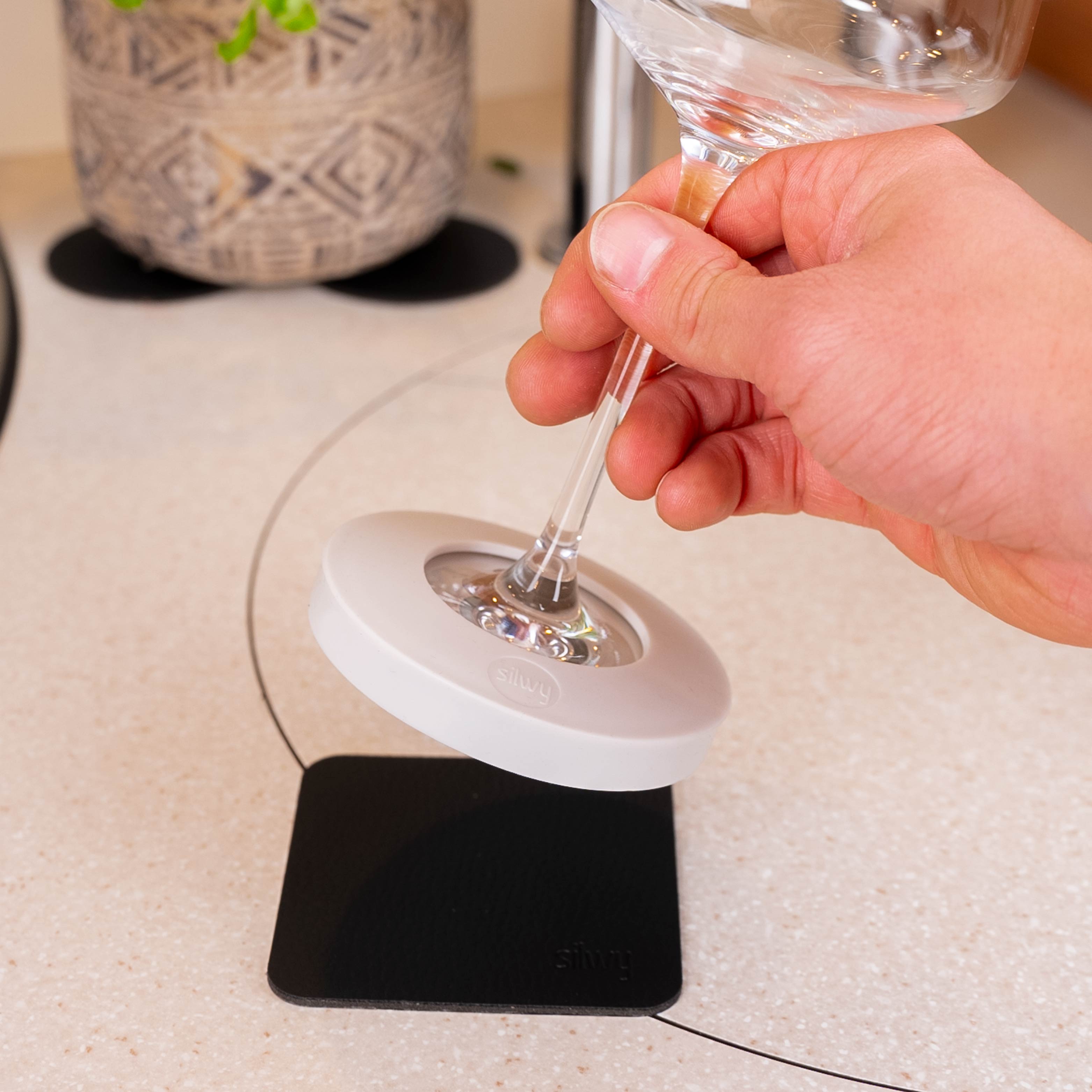 Magnet-Adapter weiß für Stielgläser an Weinglas mit zugehörigem Metall-Nano-Gel-Pad in schwarz