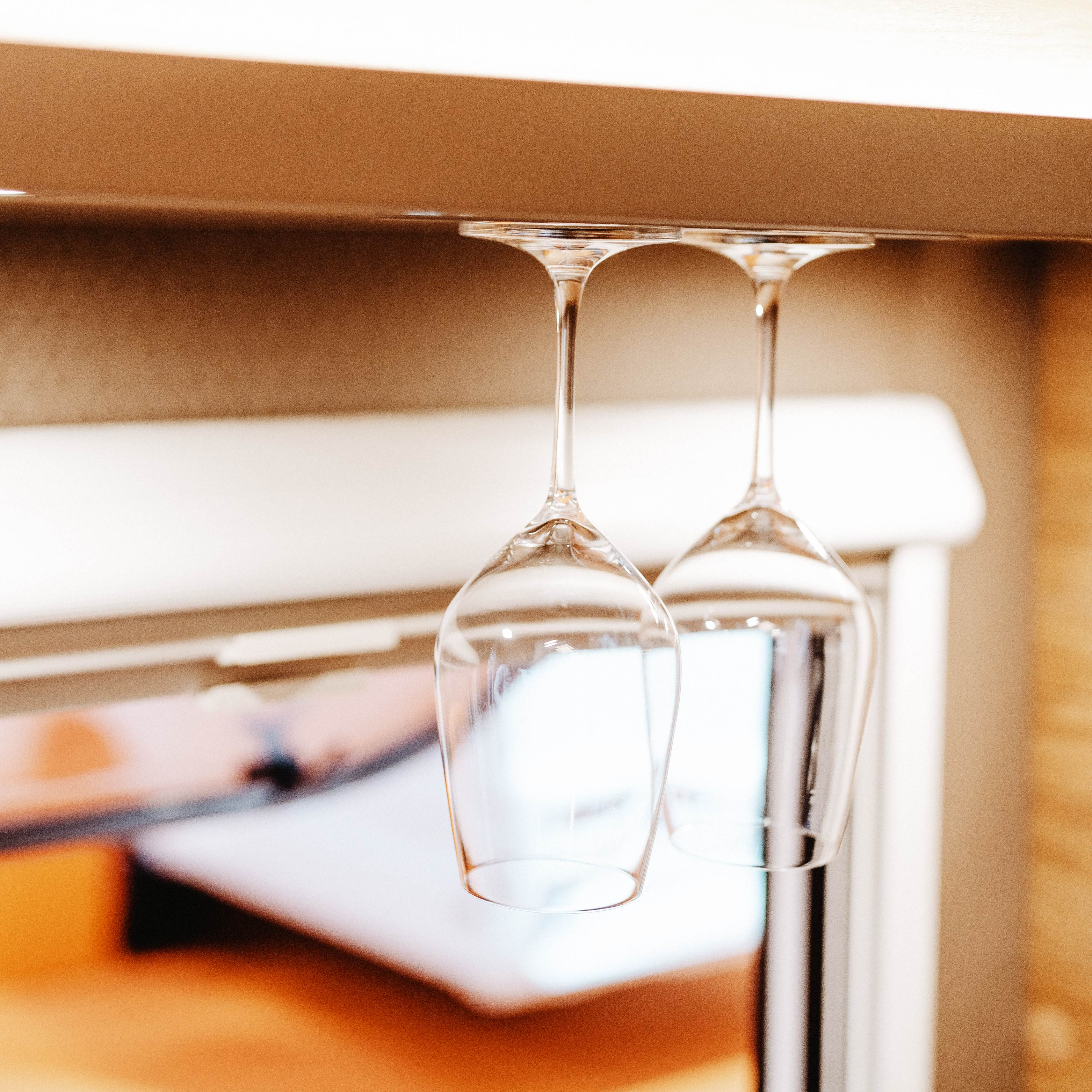 Gläser mit Leiste kopfüber verstaut