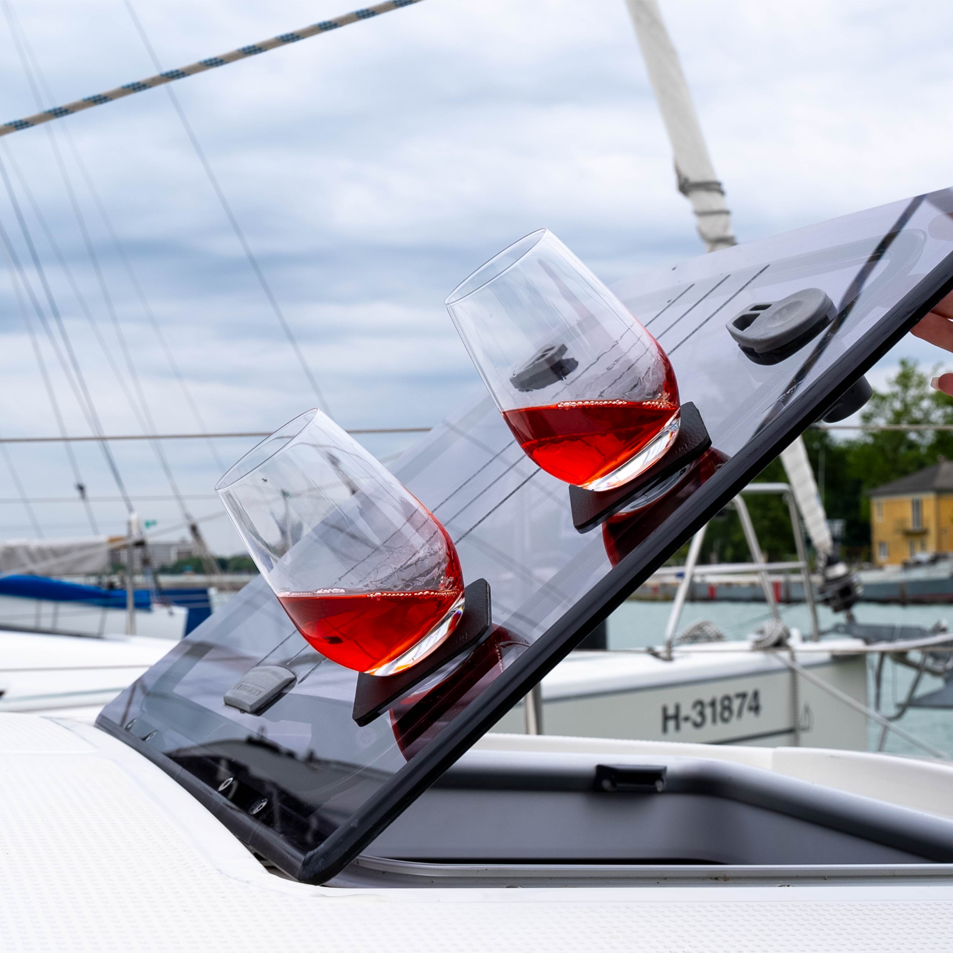 Kirstallgläser Longdrink mit Magnet , abgestellt auf den Pads in Schräglage auf einem Boot