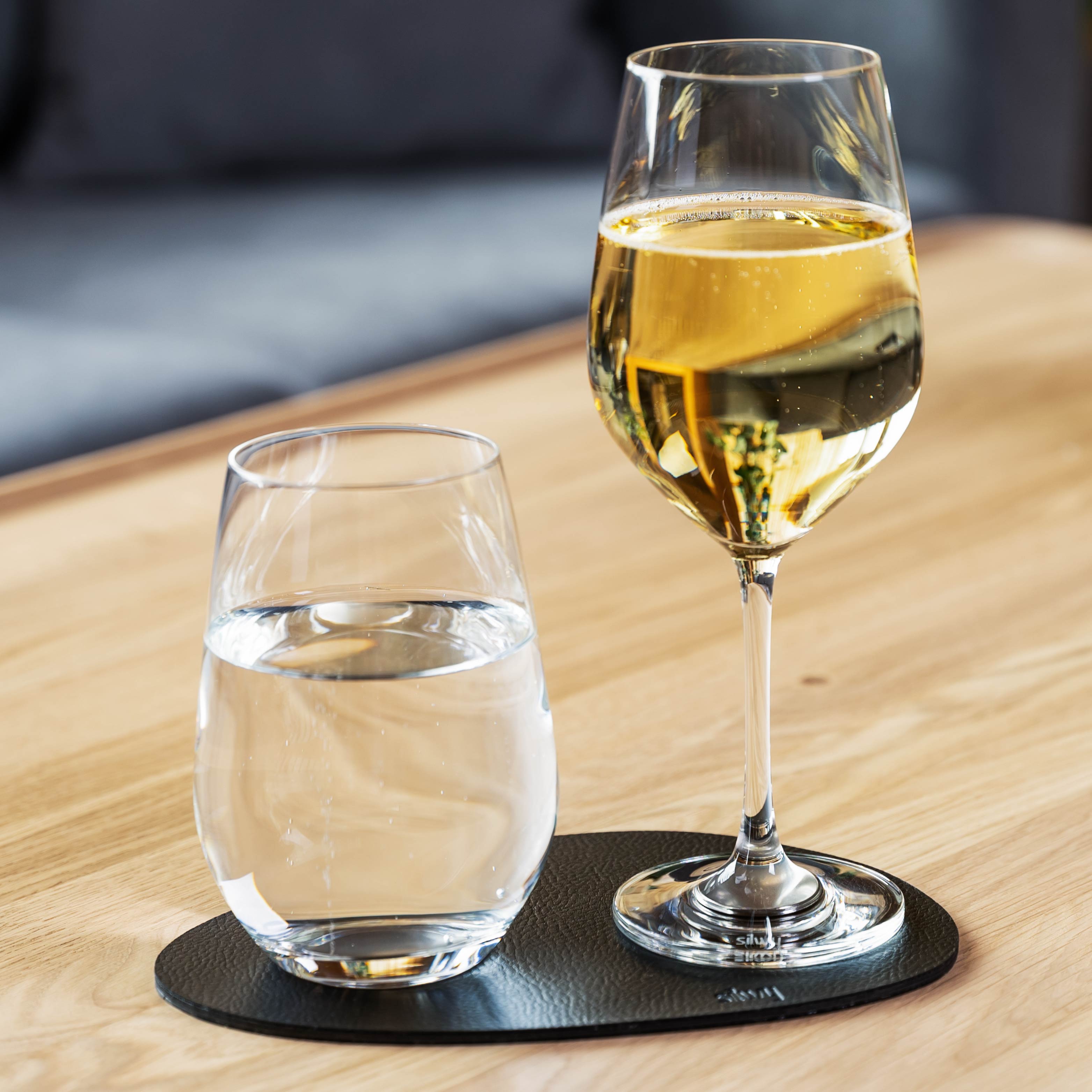 Platzset mit Gläsern