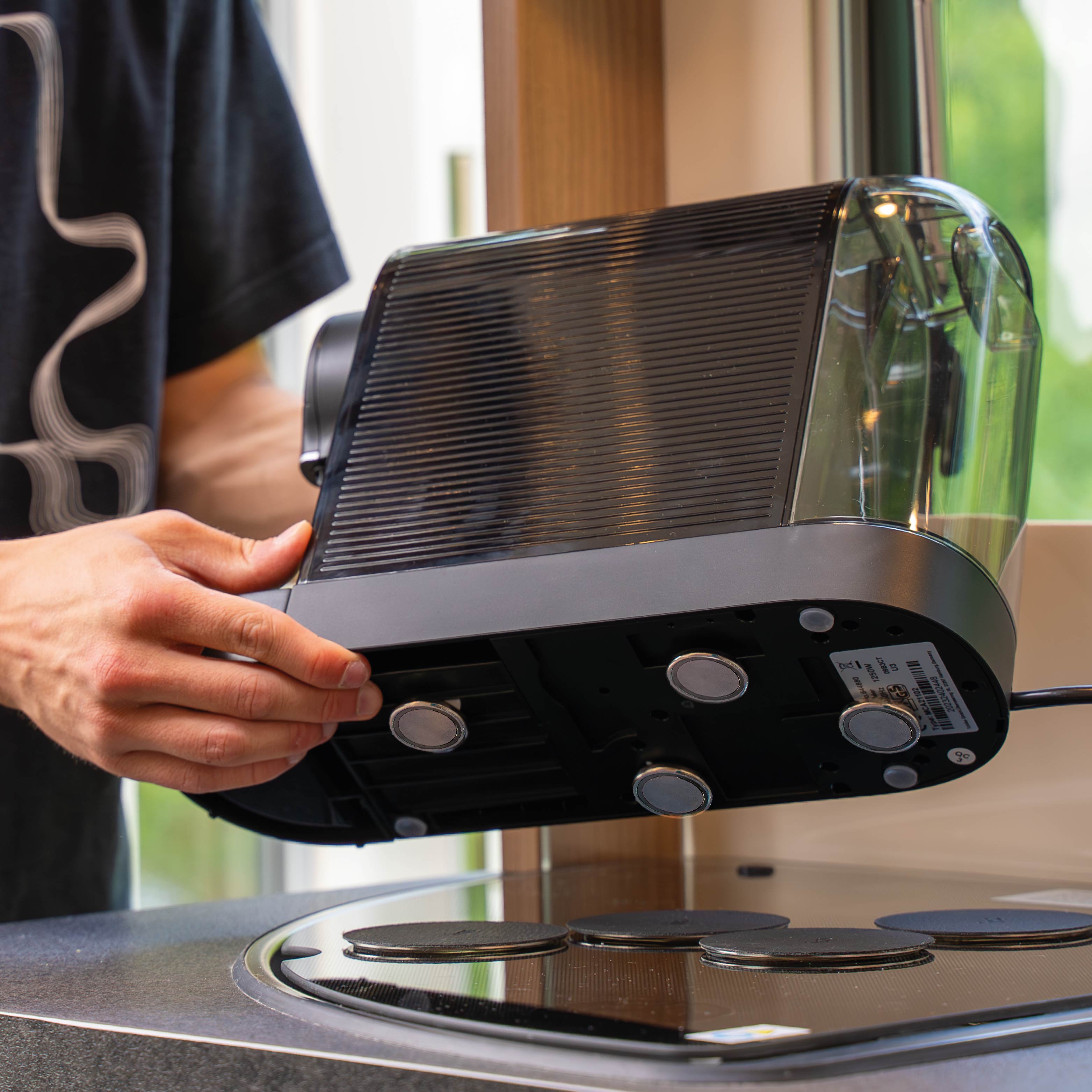 Demonstration der abgeschirmten Power Magnete an einer Kaffeemaschine