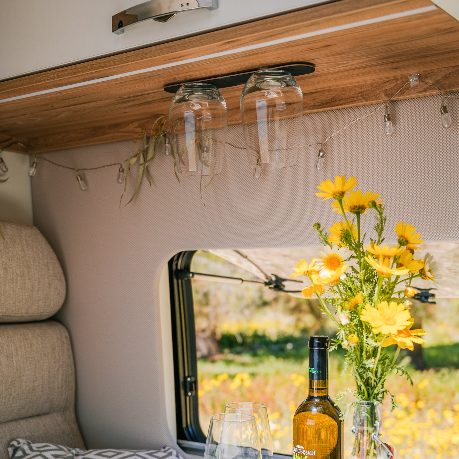 Magnet-Kristallgläser platzsparend über Kopf an Metall-Leiste verstaut