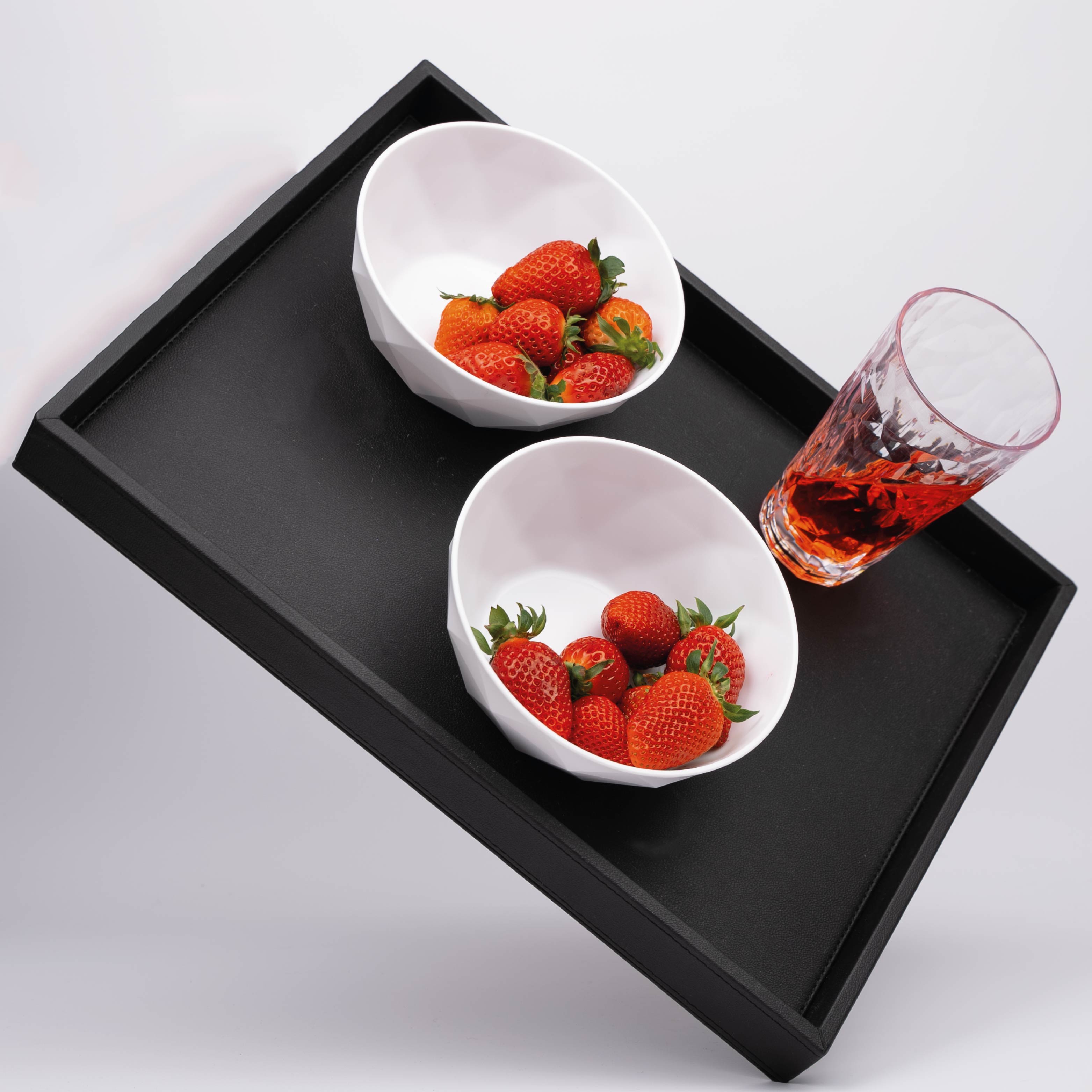 2 Magnet-Foodbowls Classic gefüllt mit Erdbeeren und Magnet-Kunststoffglas Longdrink auf Metall-Tablett