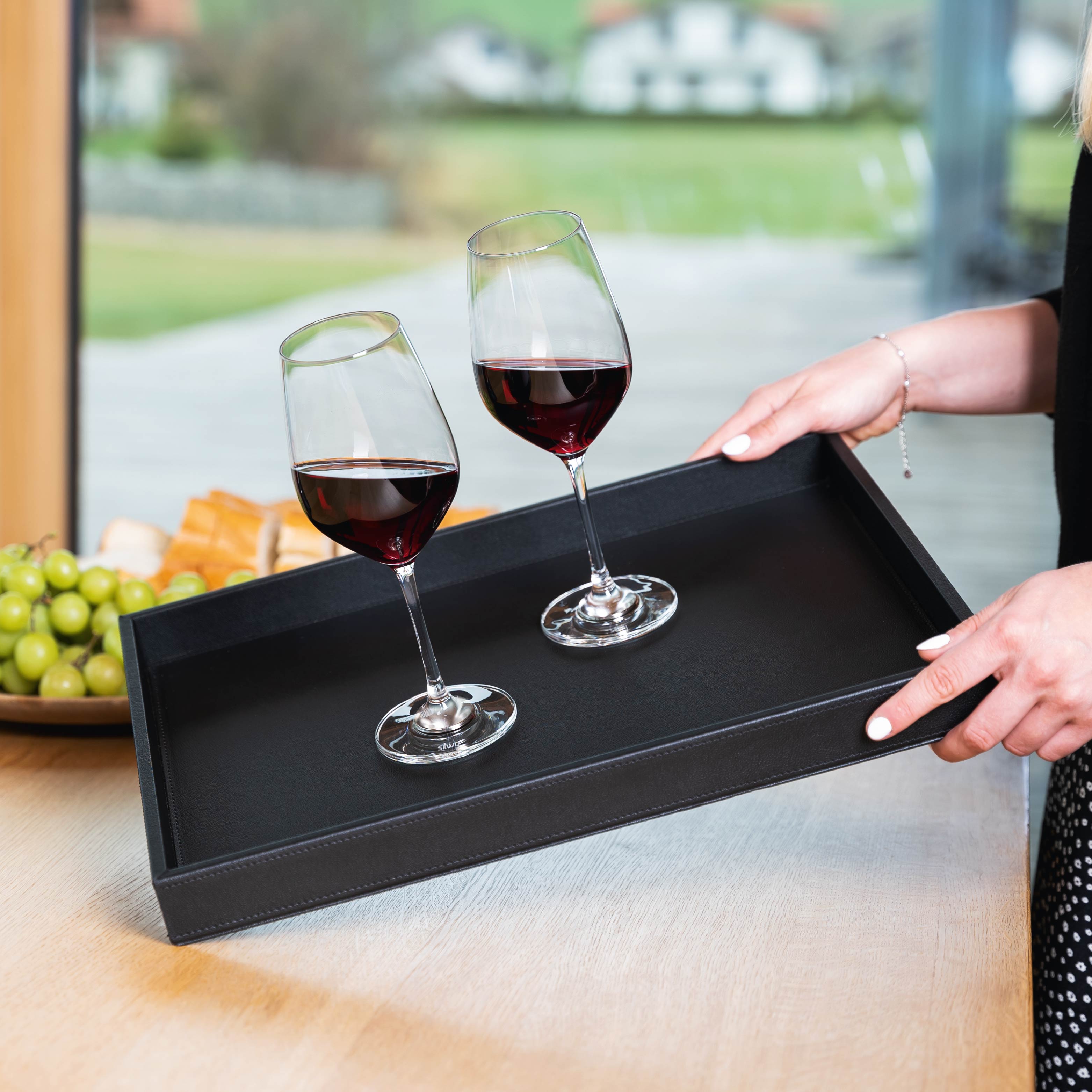 2 Magnet-Kristallgläser Wein auf Metall-Tablett