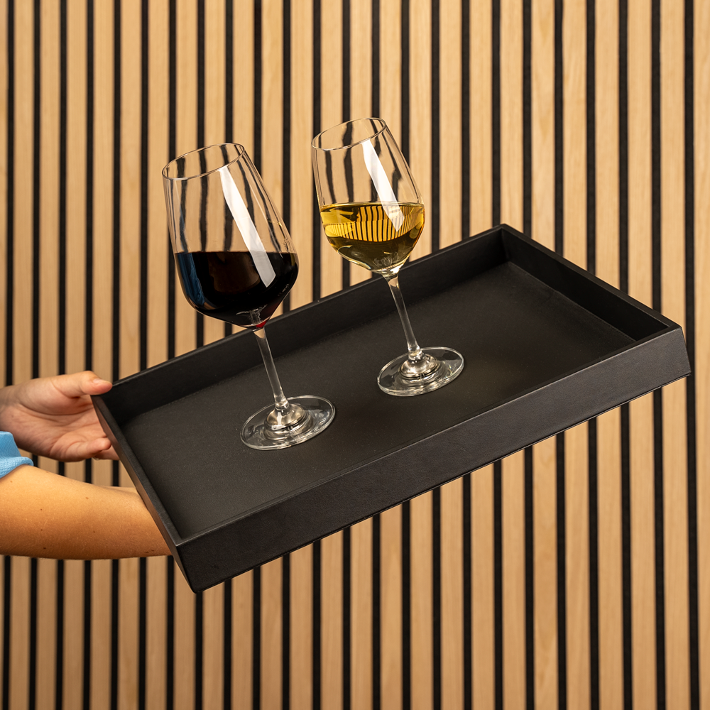 Schräglage der Kristallgläser Wein Bordeaux auf dem silwy Metall-Tablett