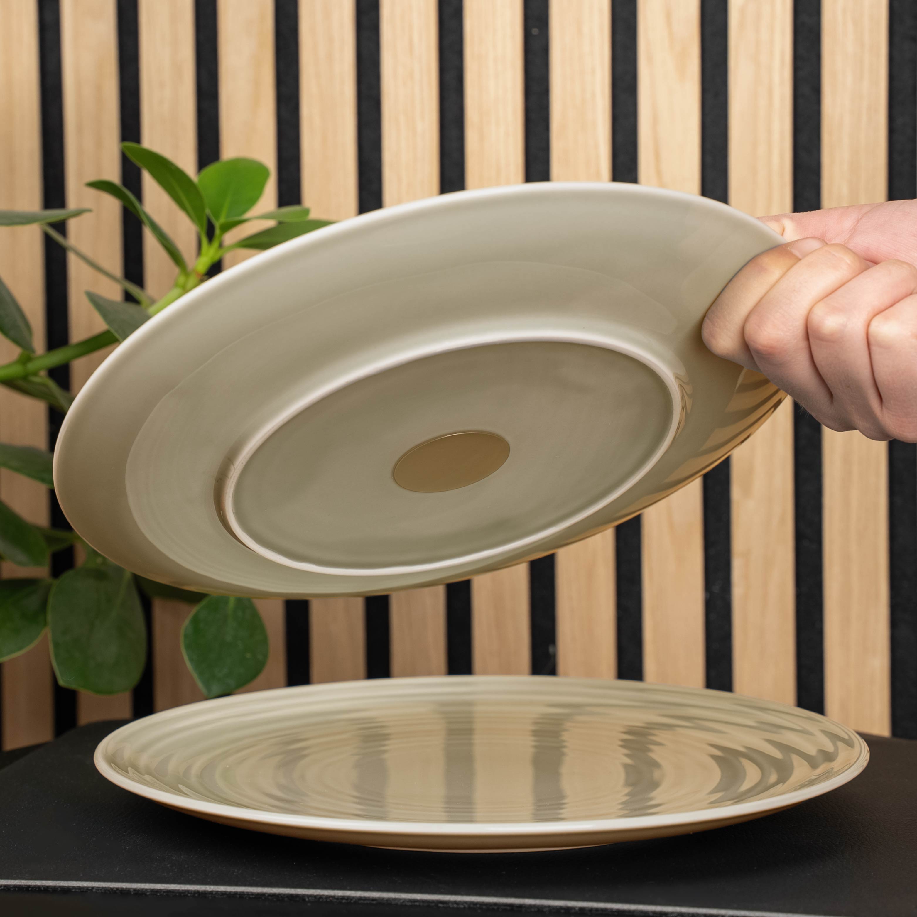 Magnetic porcelain plate SAND ⌀ 26 cm