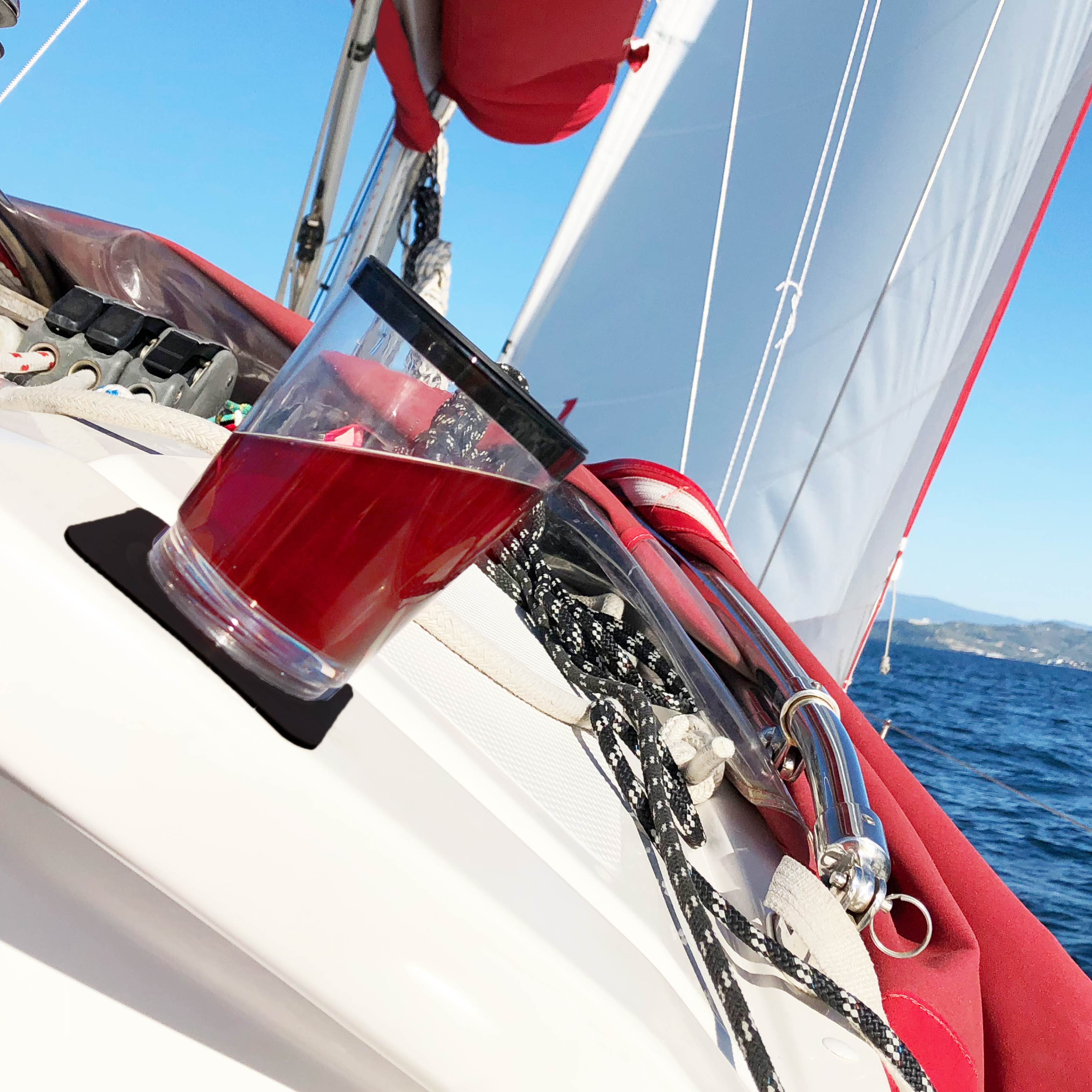 Magnet-Trinkbecher Triple Classic gefüllt auf dem zugehörigen Metall-Nano-Gel-Pad auf Boot