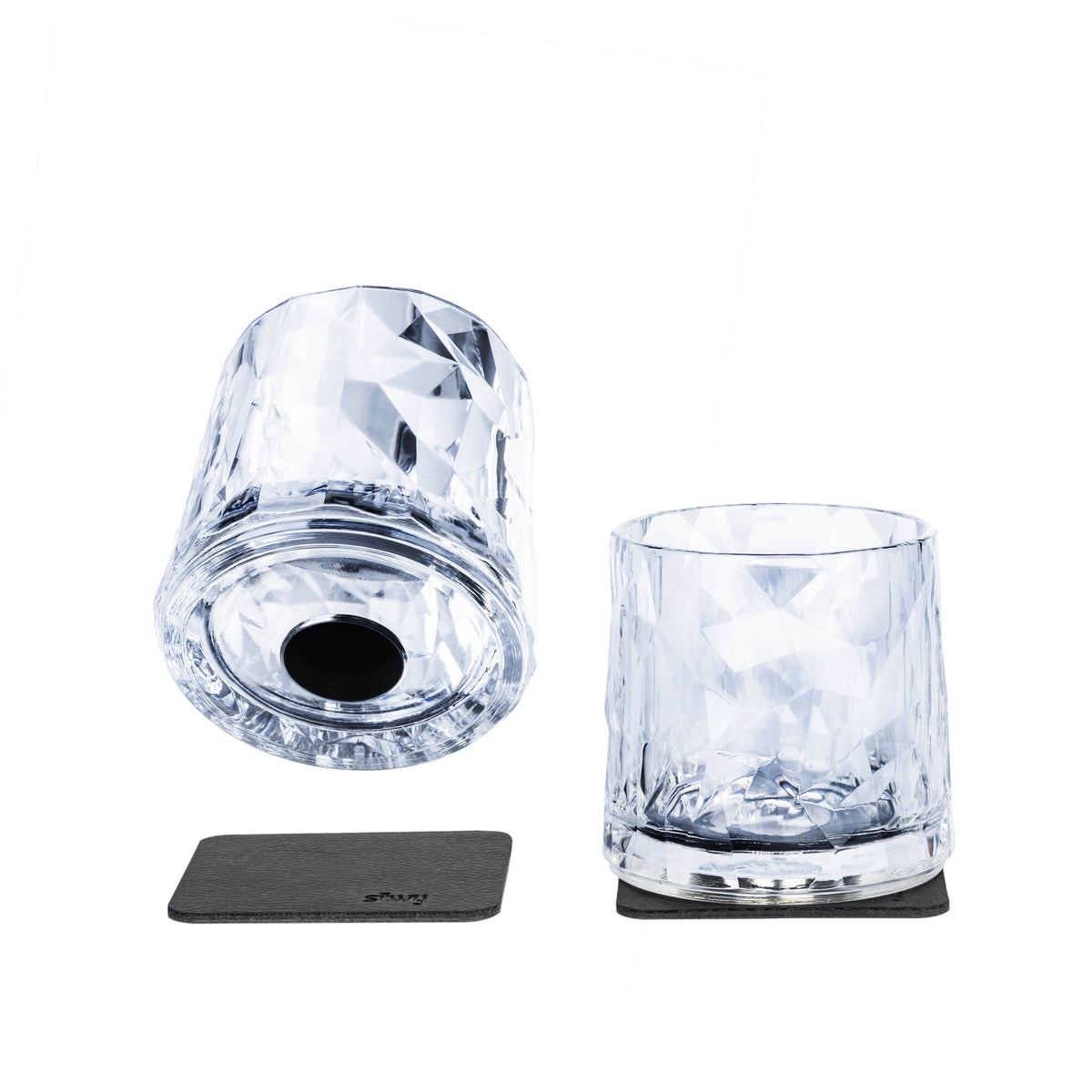 Freisteller zwei Magnet-Kunststoffgläser Tumbler auf den Pads