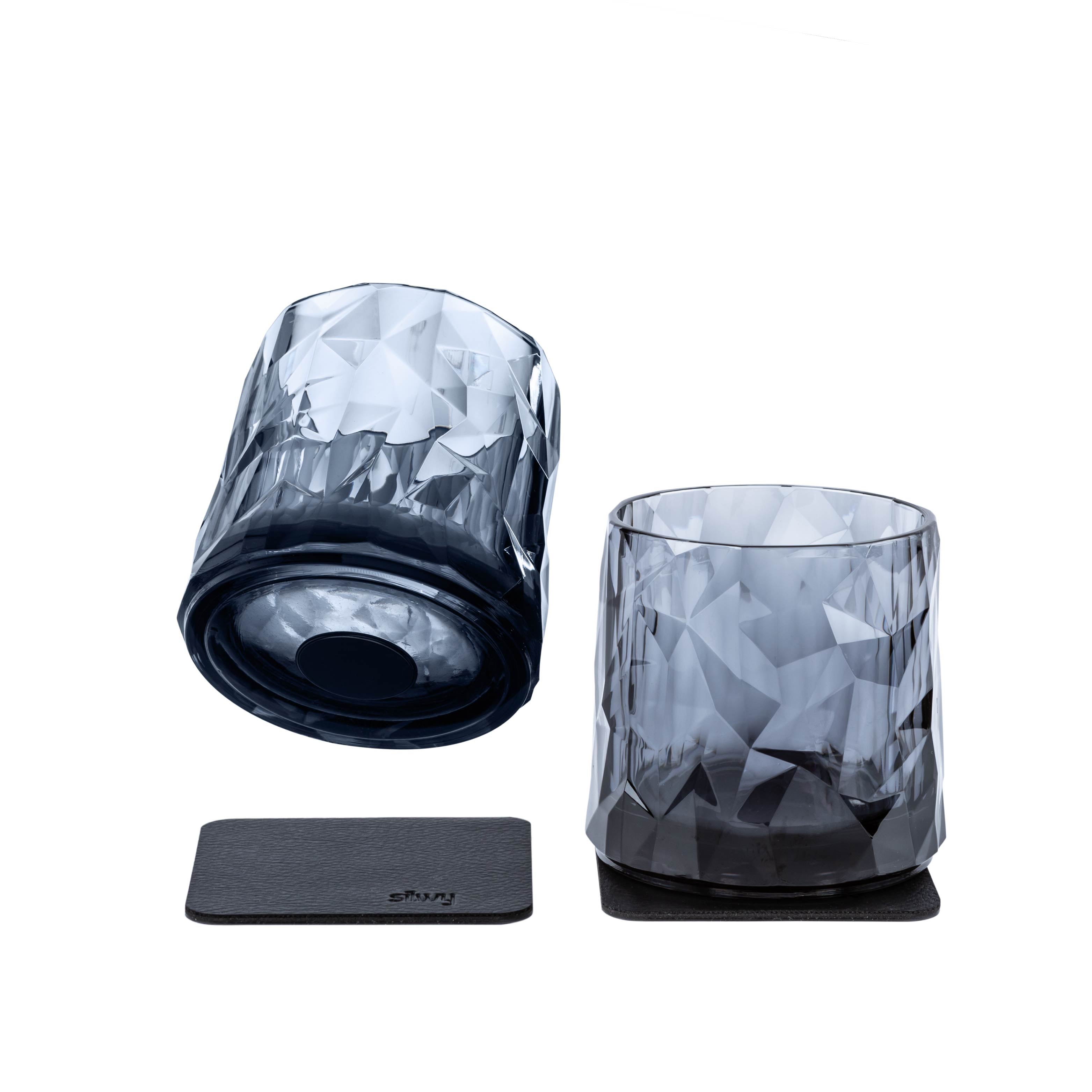 Freisteller zweier Magnet-Kunststoffgläser Tumbler in der Farbe grau