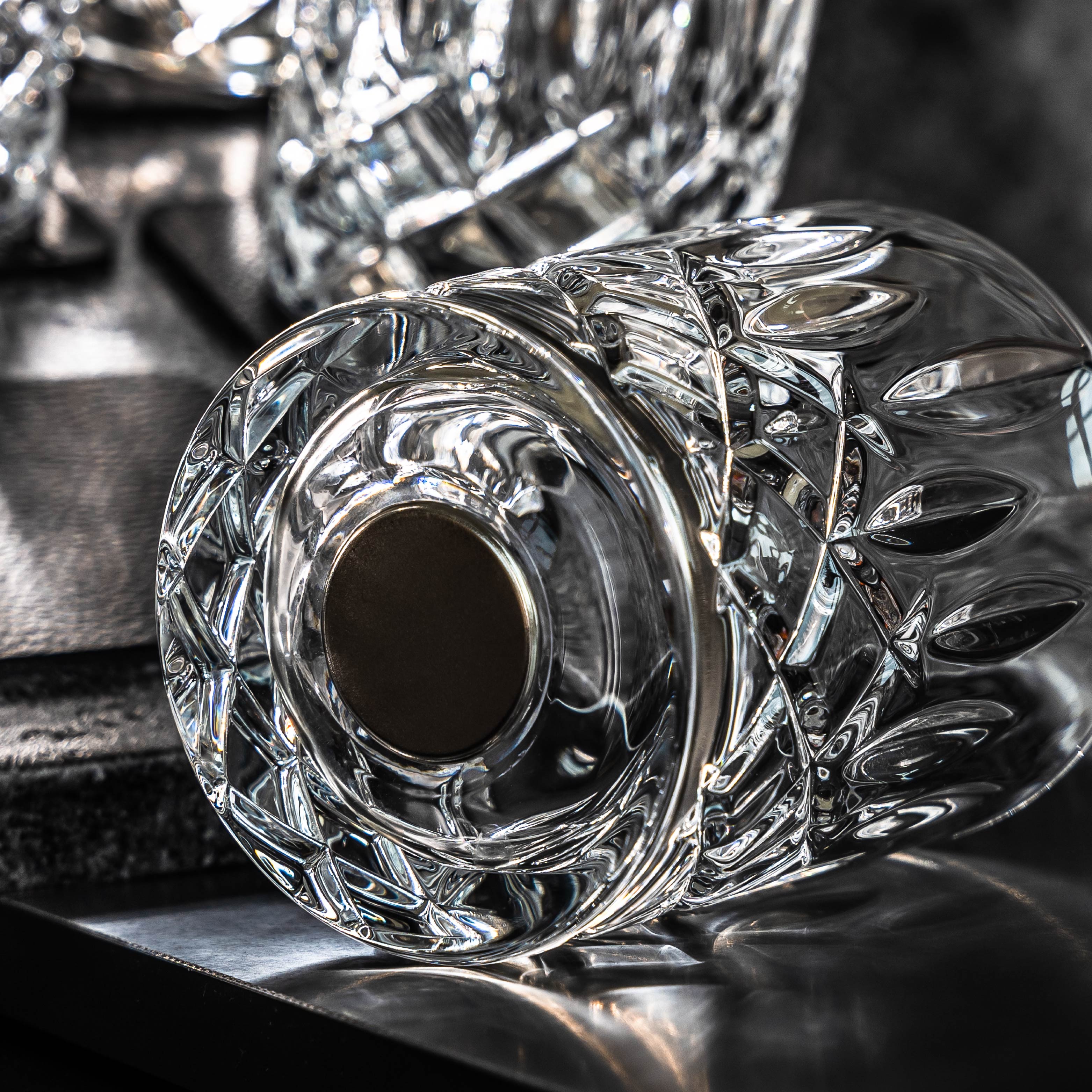 Ein liegendes Magnet-Kristallglas mit integriertem Magneten im Boden