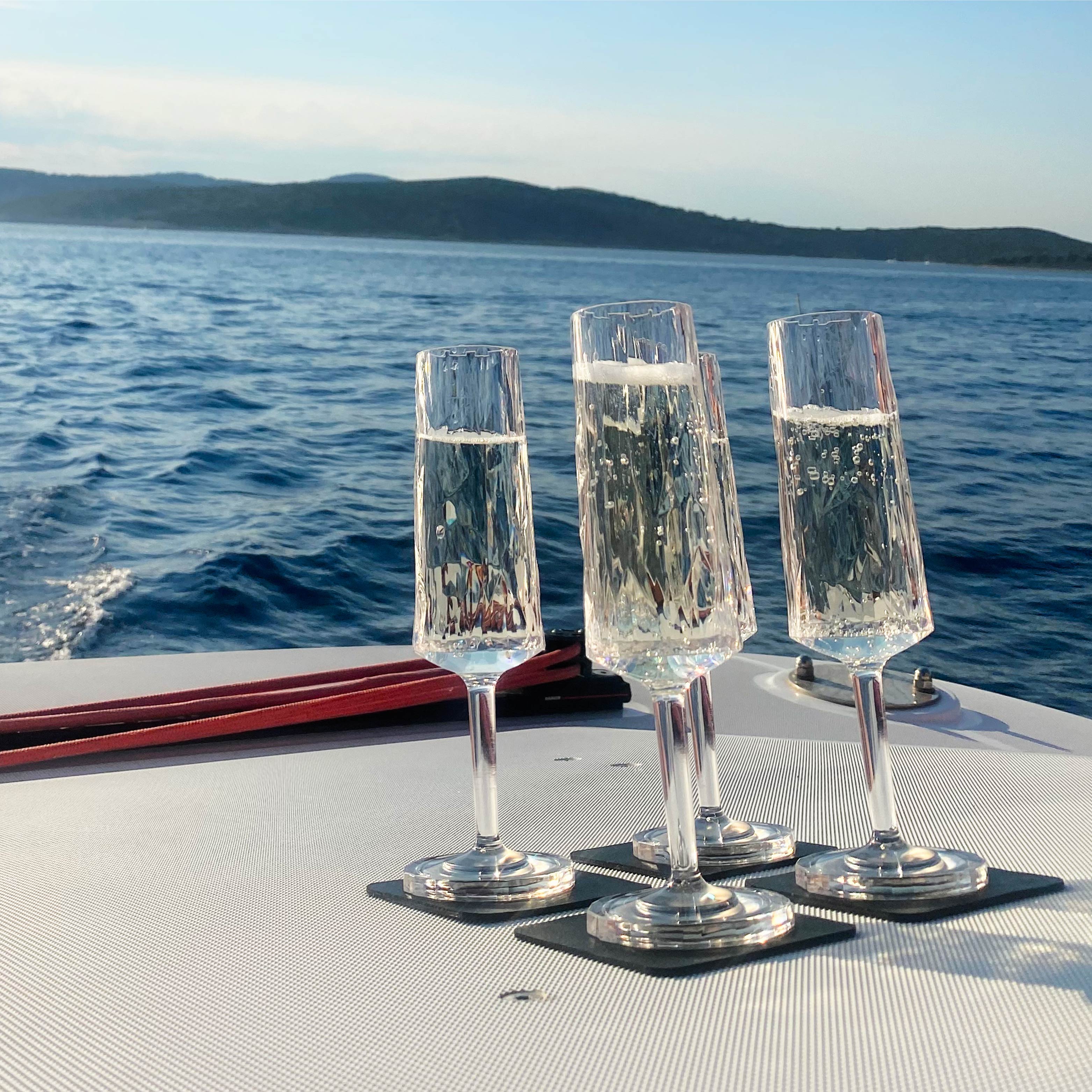 Magnet-Kunststoffgläser Sekt auf den Pads auf einem Boot während der Fahrt