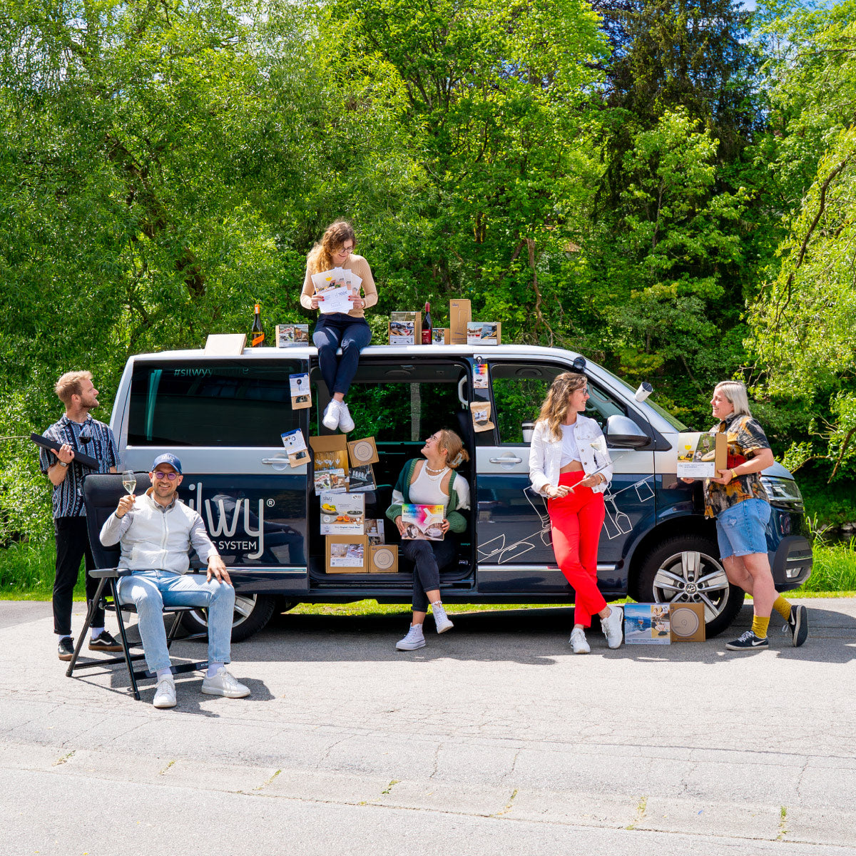 CEO Christoph + fünf Mitarbeiter draußen vor dem silwy Van - Teamfoto