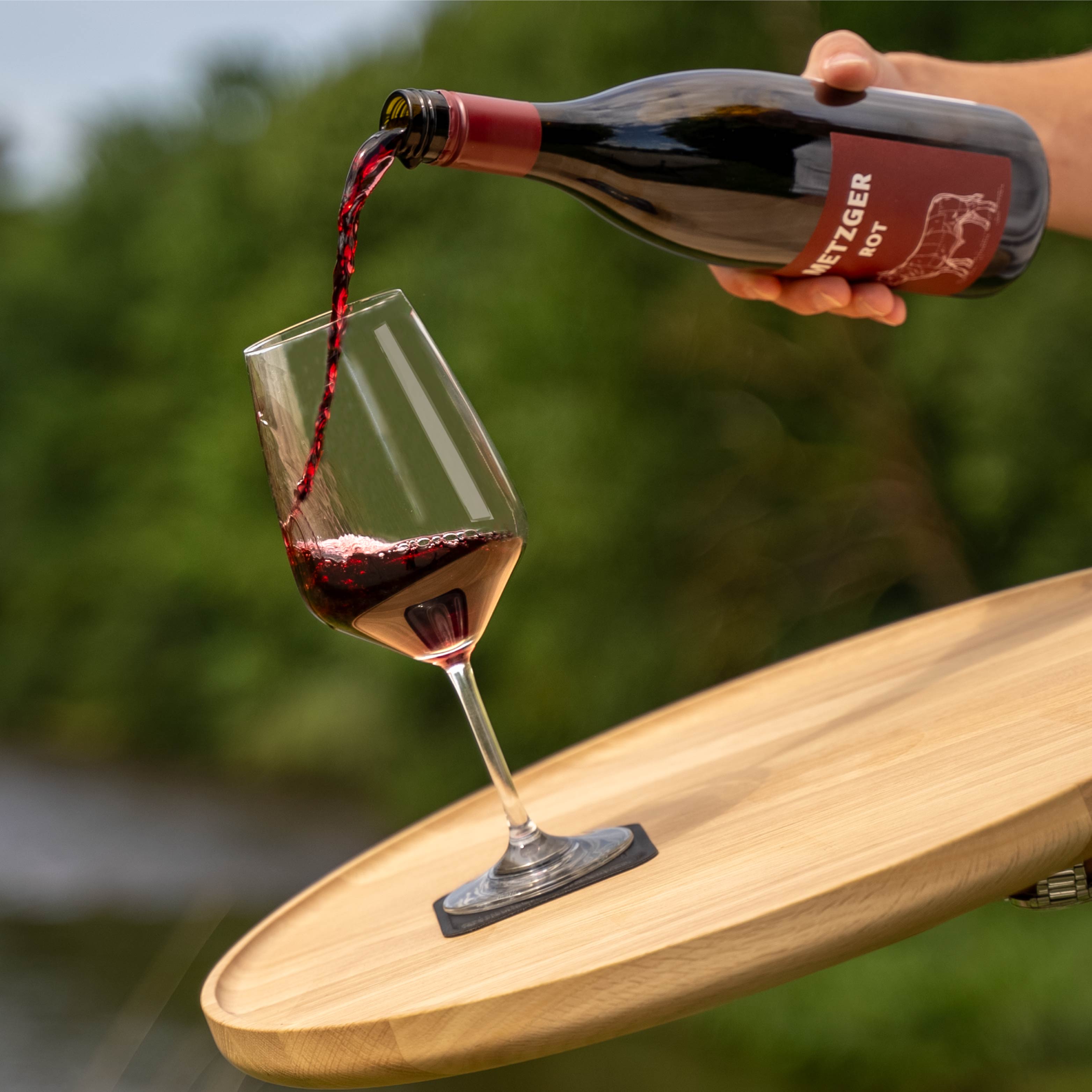 Magnet-Kristallglas Wein auf Pad, platziert in Schräglage auf einem Holztablett