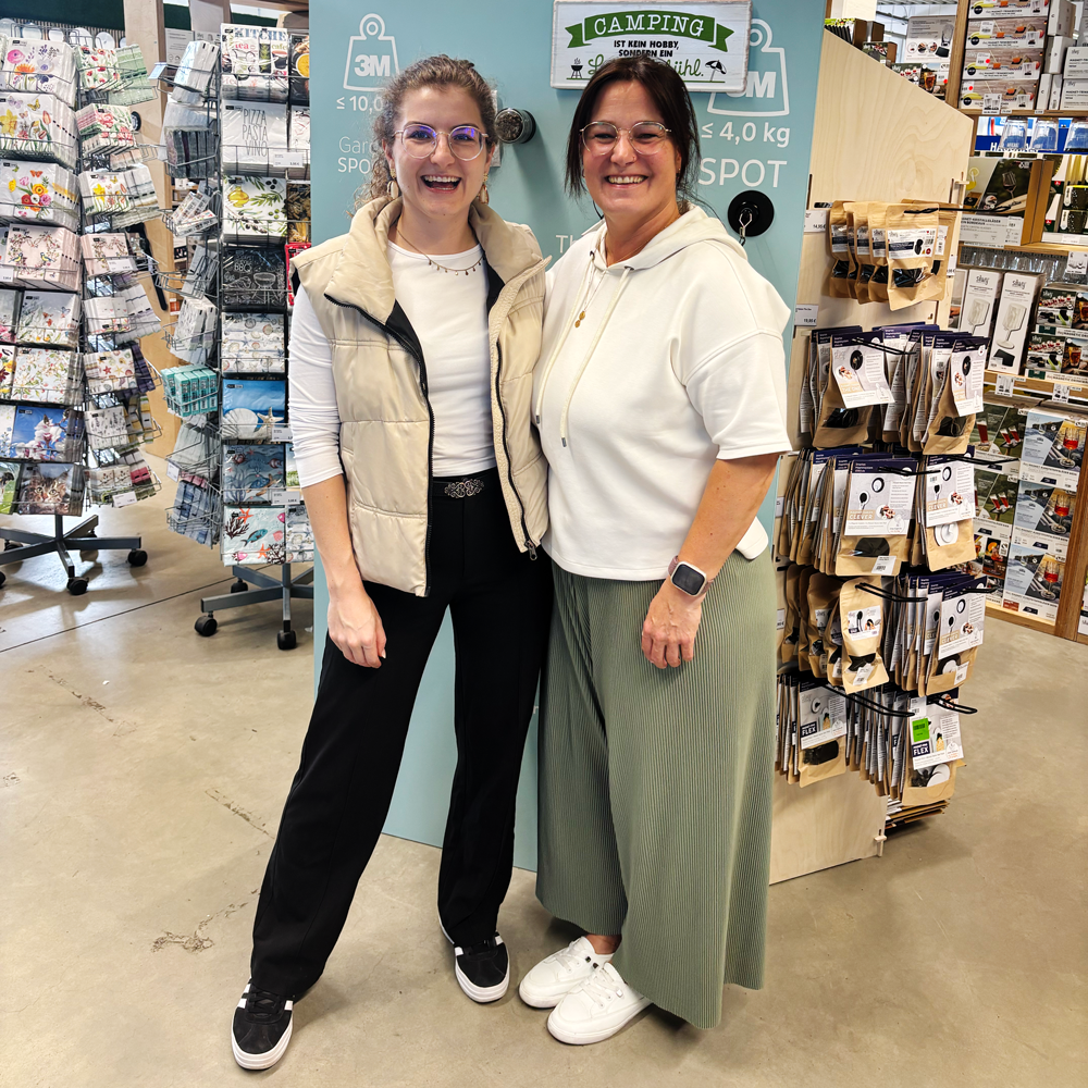 Employee Lisa visits a B2B partner