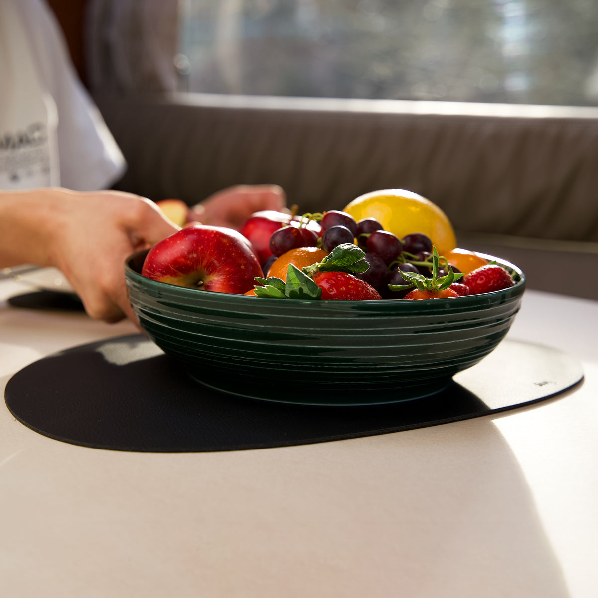 Magnetic porcelain food bowl Green with fruit on metal mat