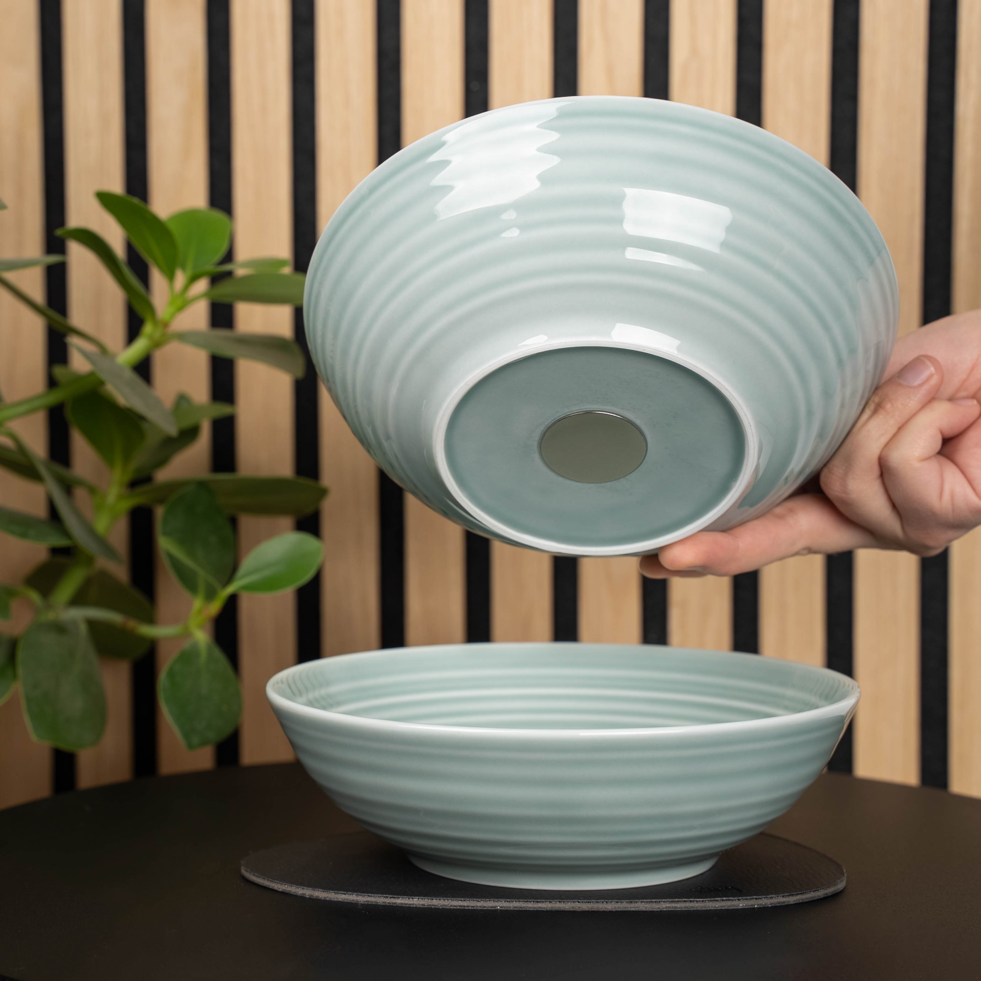 Magnetic porcelain foodbowl_20cm cyan on small placemat