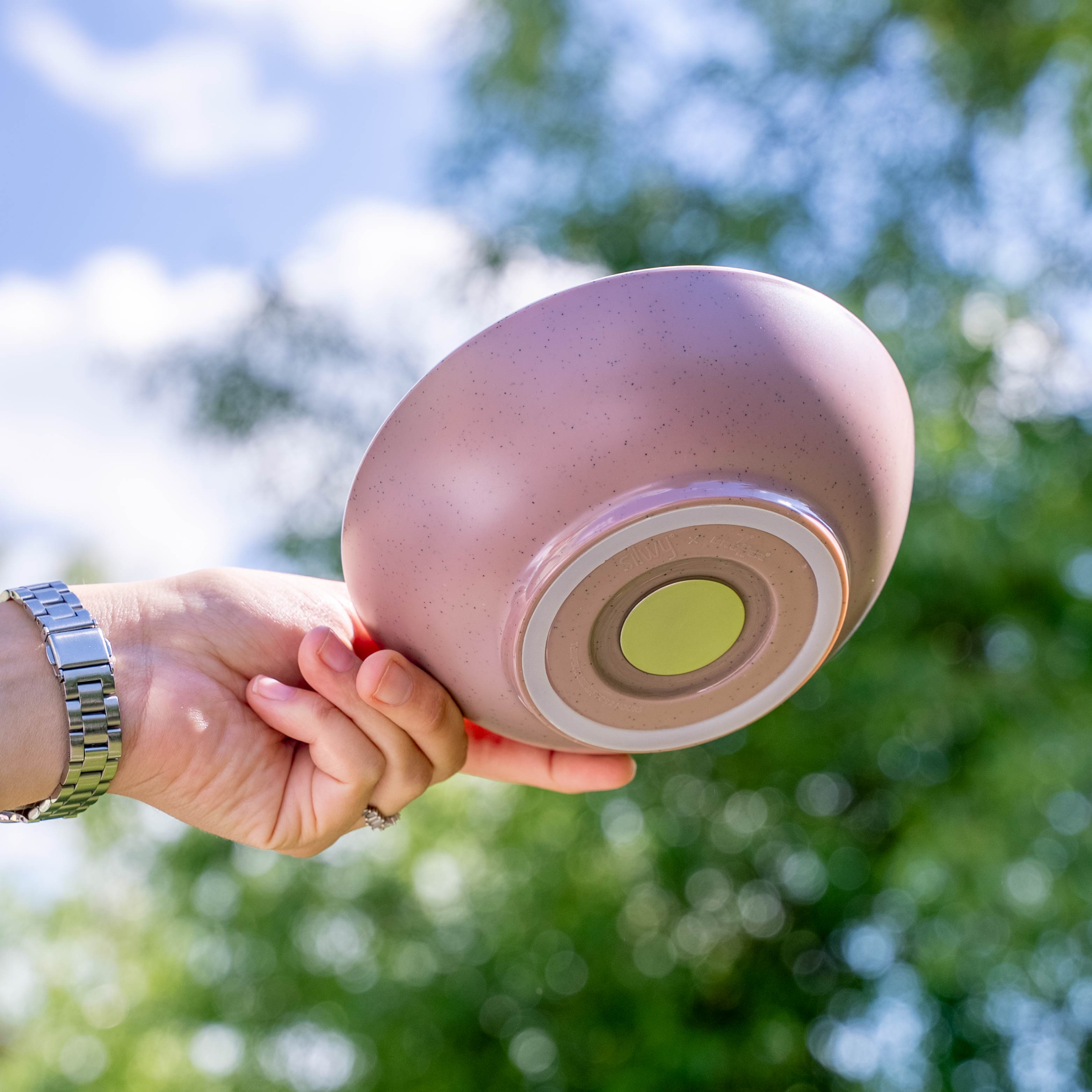 Magnetic plastic bowl rose from below