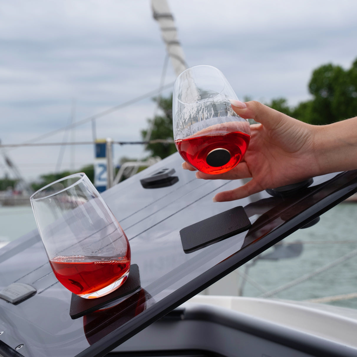 Magnetic crystal glasses Longdrink filled with Metal nano gel pads on boat