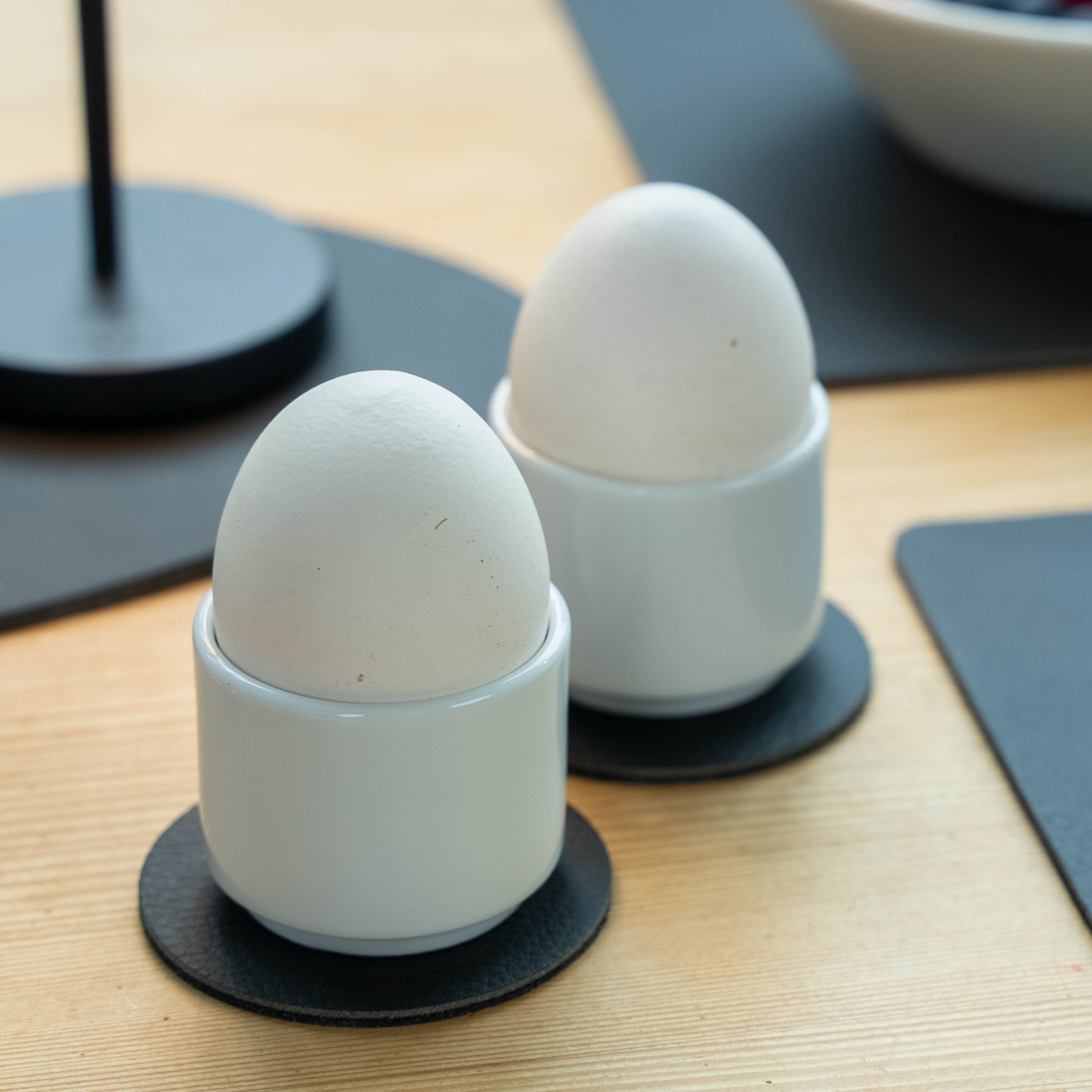 Magnetic egg cup on pad