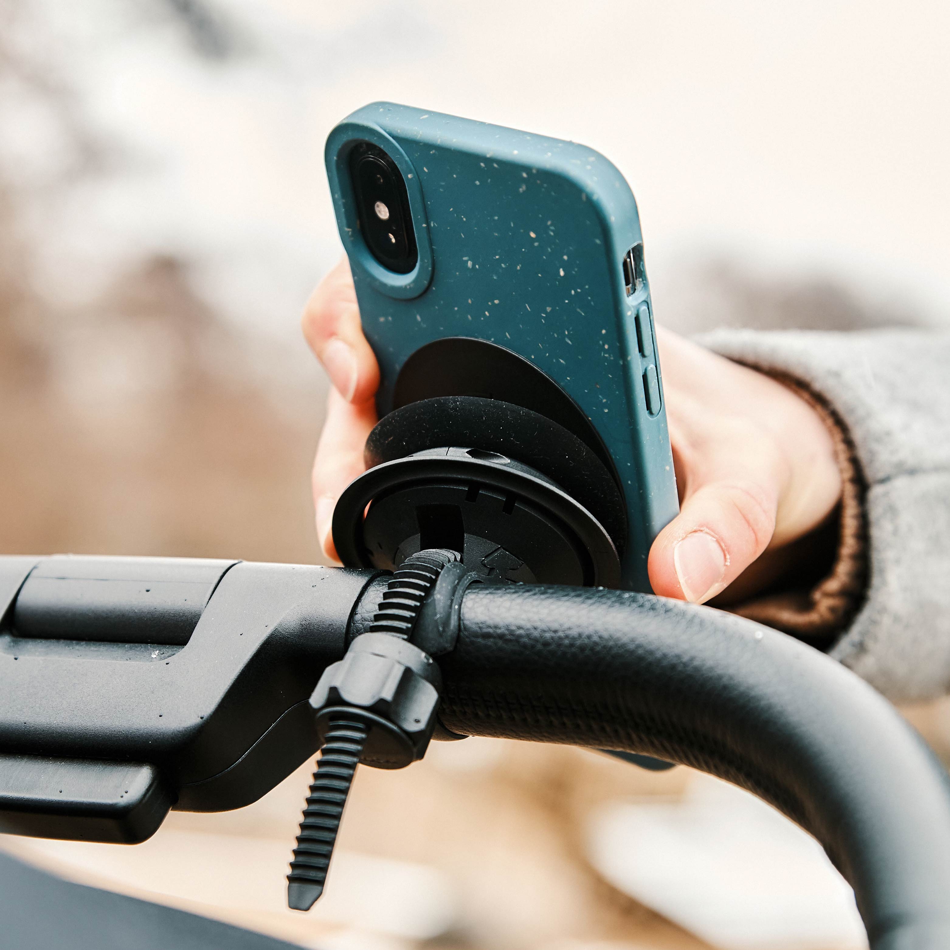Magnetic VACUUM cell phone holder UNIVERSAL for bicycles incl. magnetic VACUUM patch