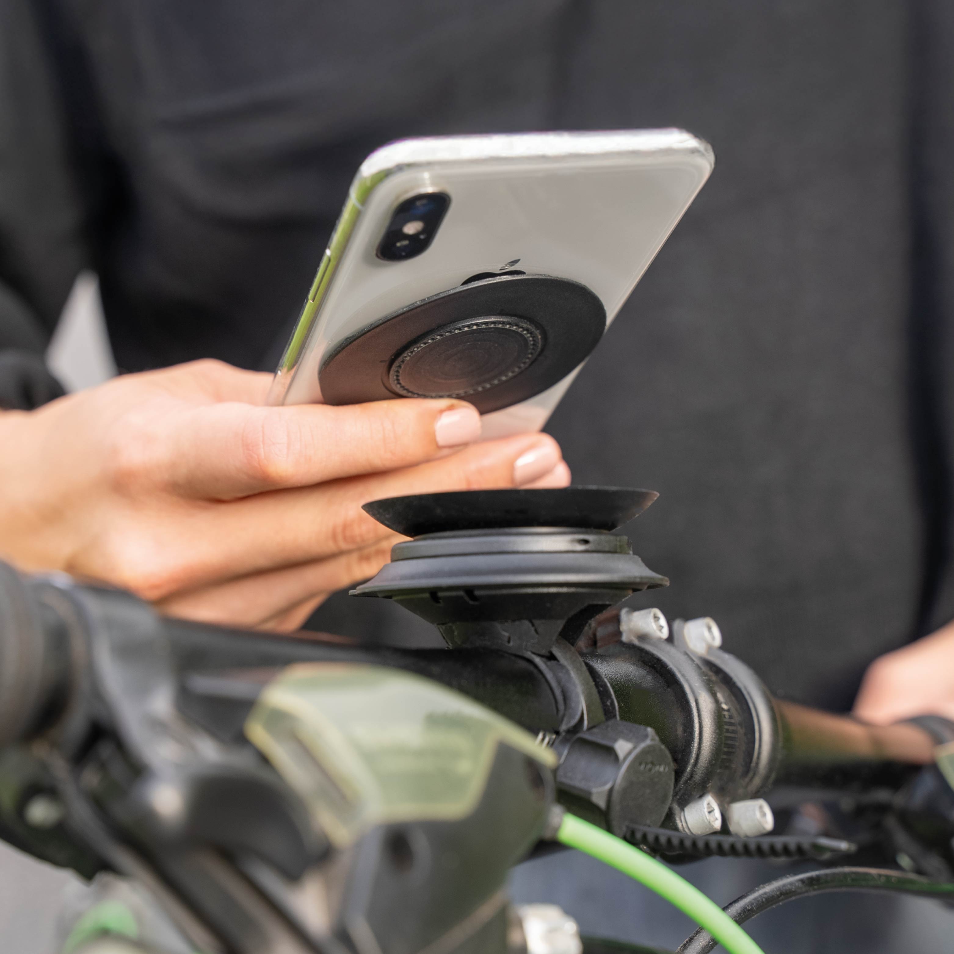 Magnetic VACUUM cell phone holder UNIVERSAL for bicycles incl. magnetic VACUUM patch