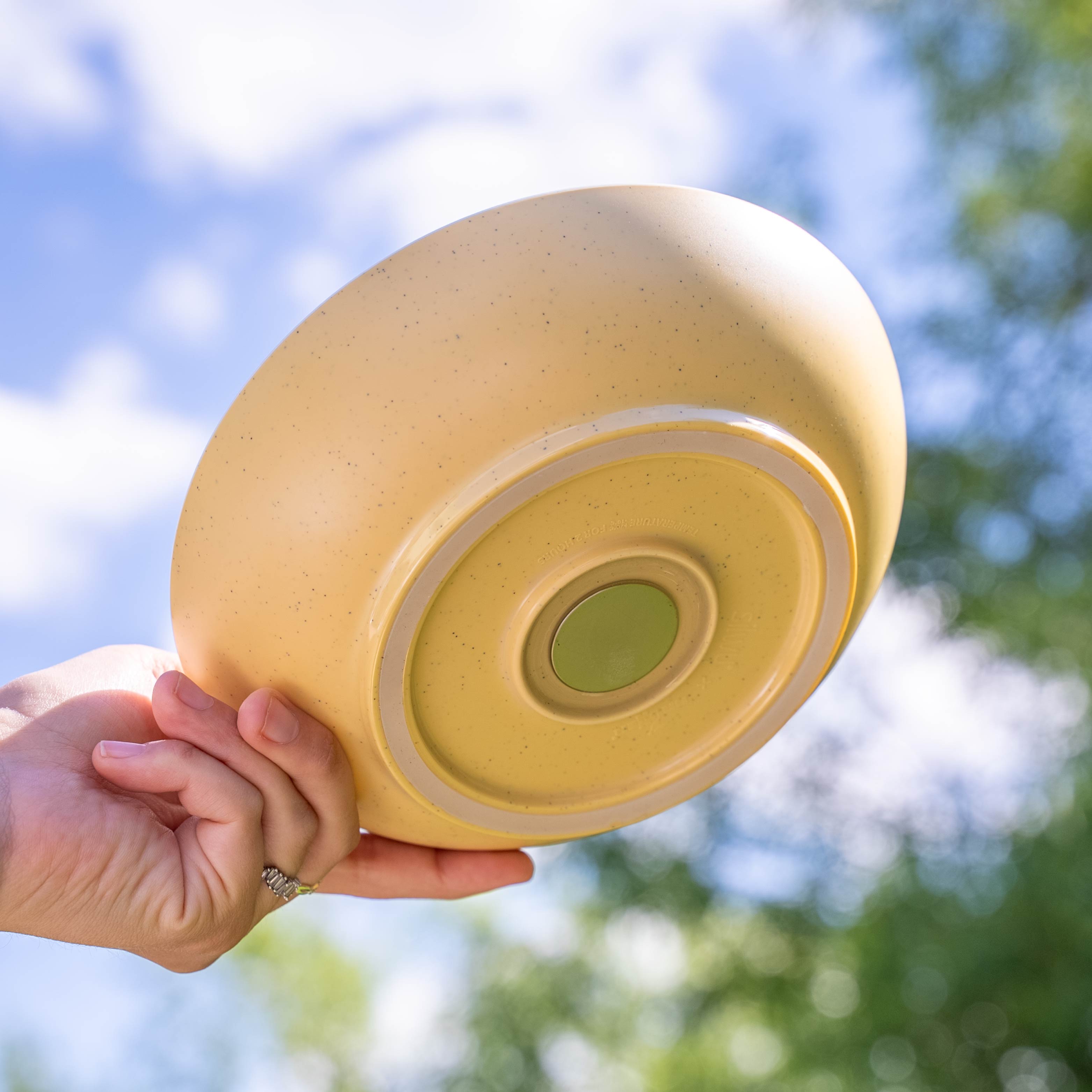 Magnetic plastic foodbowl yellow from below