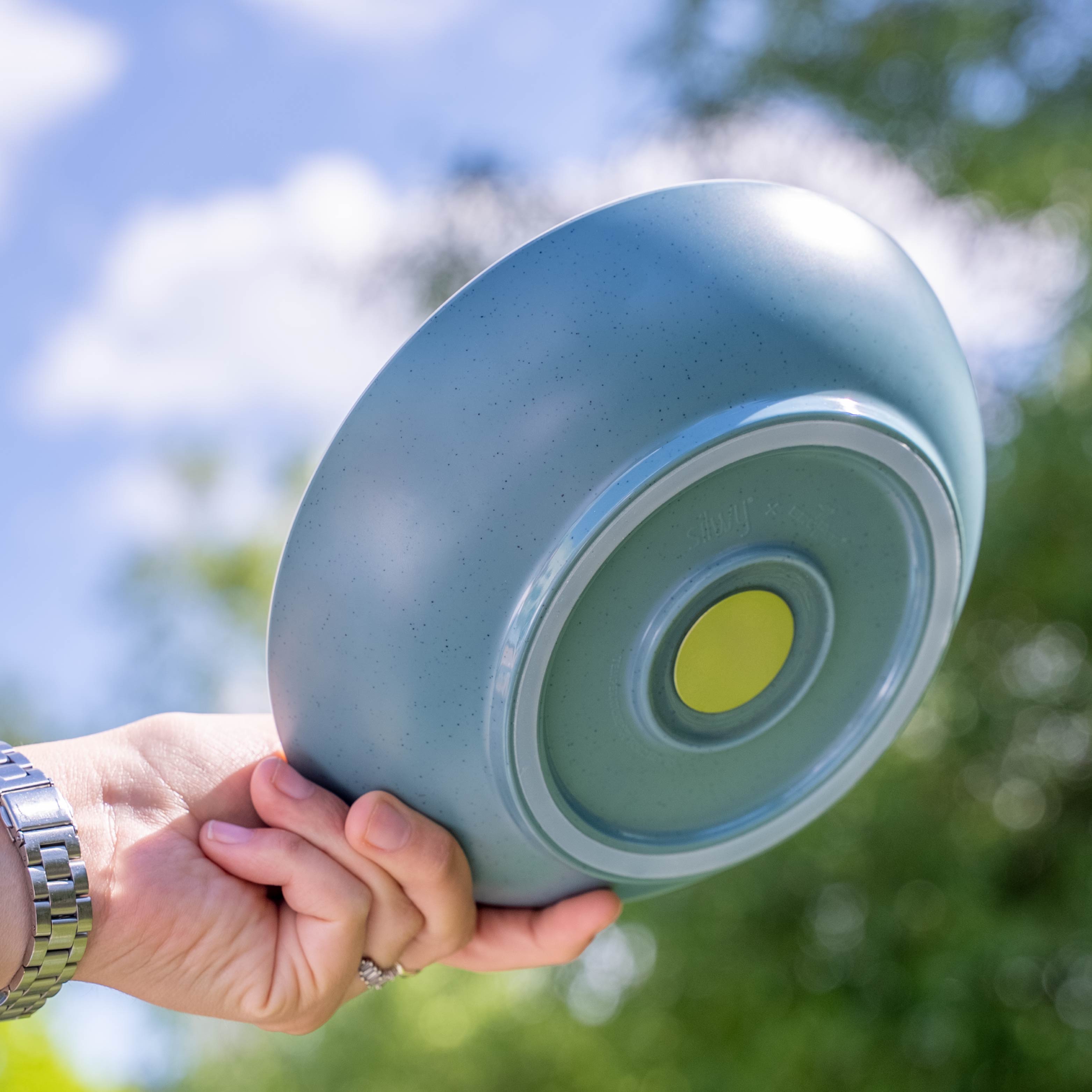 Magnetic plastic foodbowl blue from below