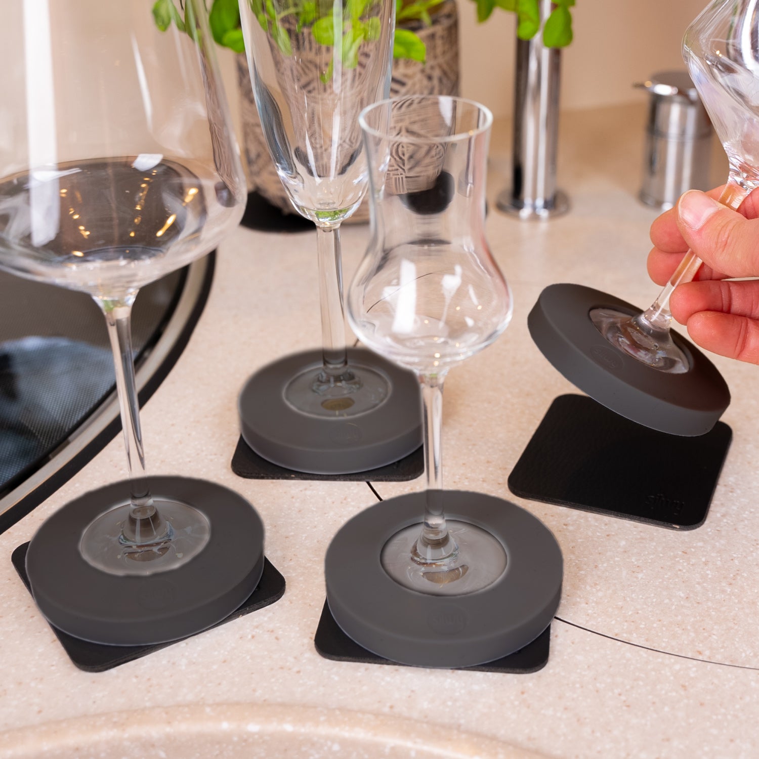 Metal adapter gray for wine, liqueur and champagne on Metal nano gel pads black