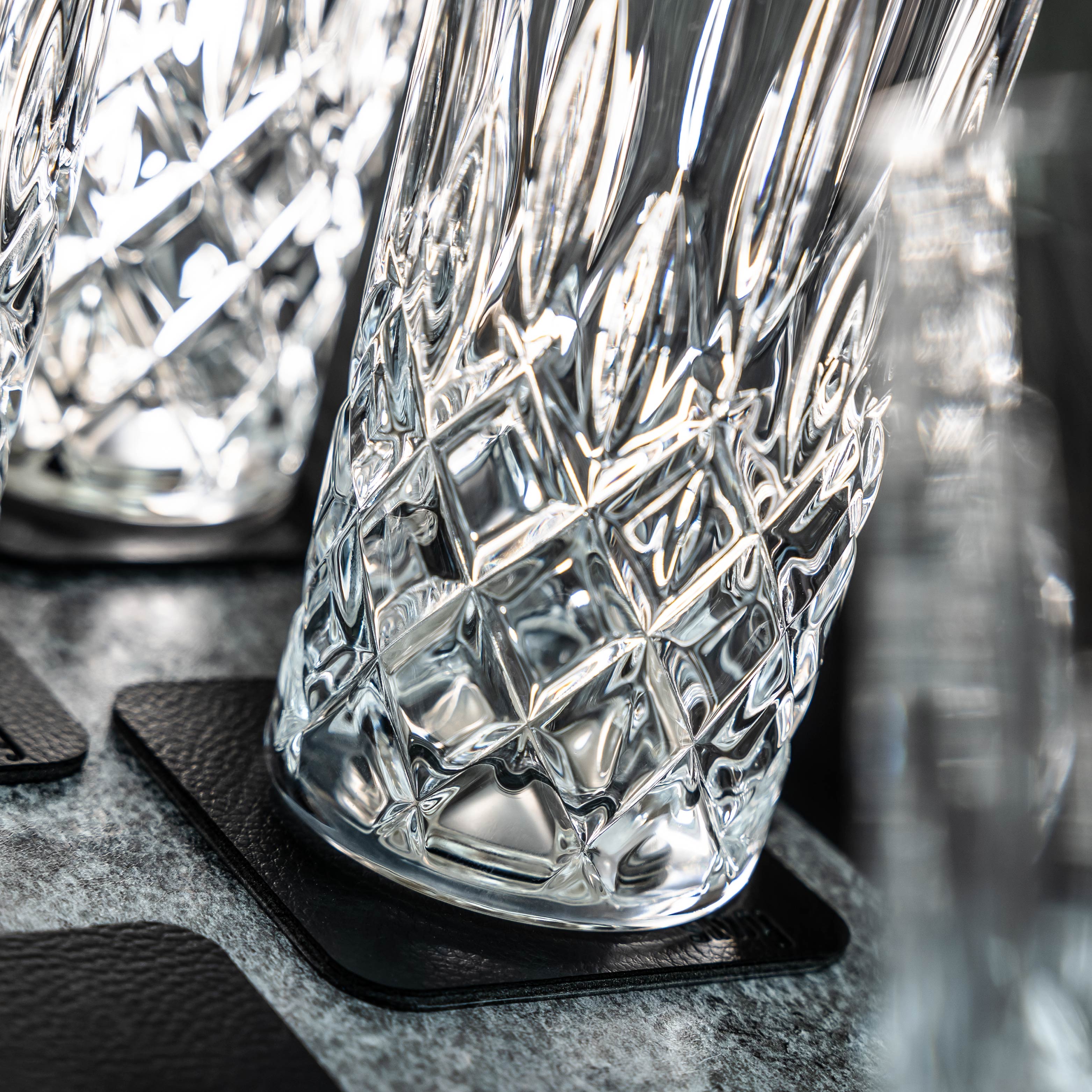 Close-up photo of a Magnetic crystal glass LONGDRINK and the square metal-nano-gel-pad