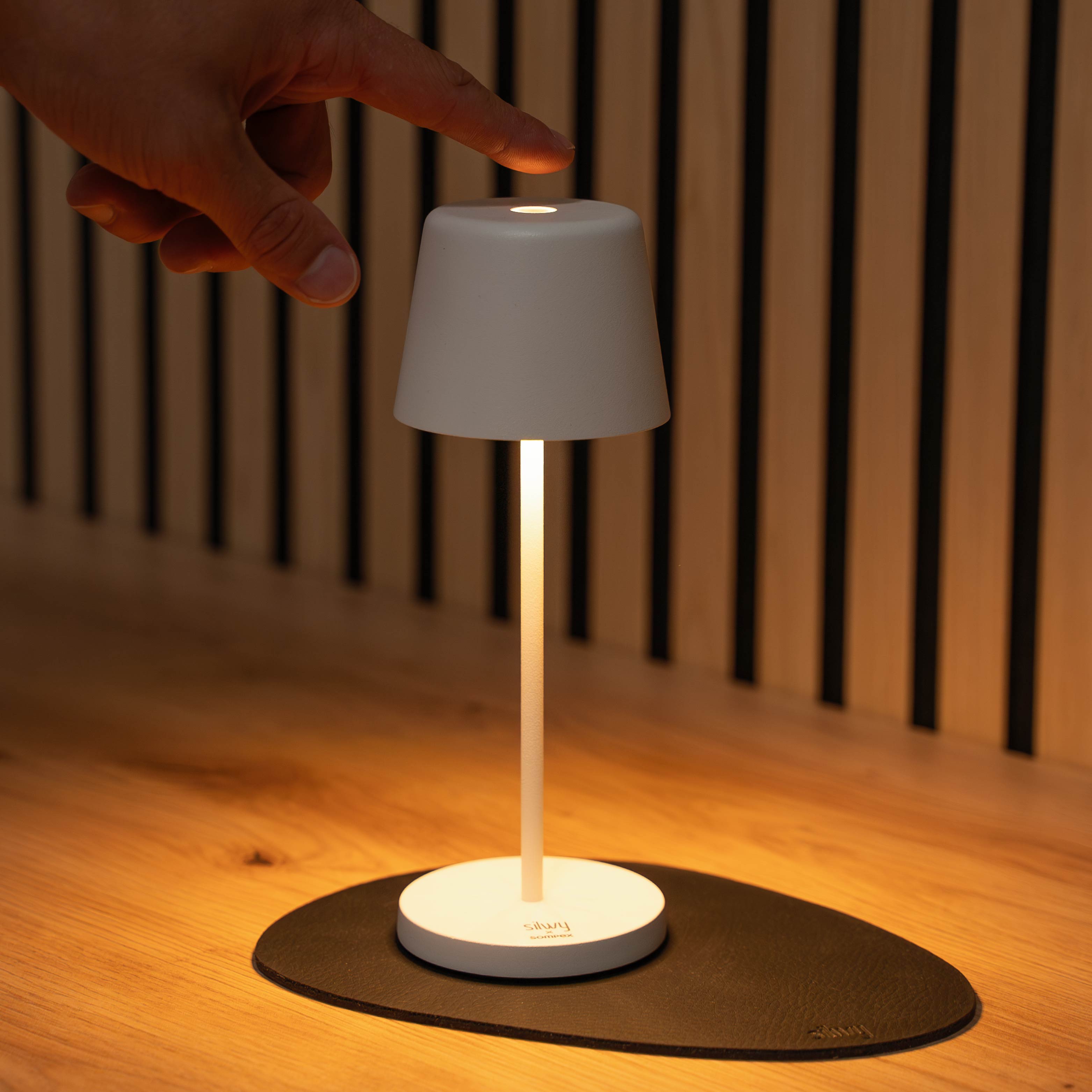 Switching off Magnetic lamp Monaco in white on associated placemat