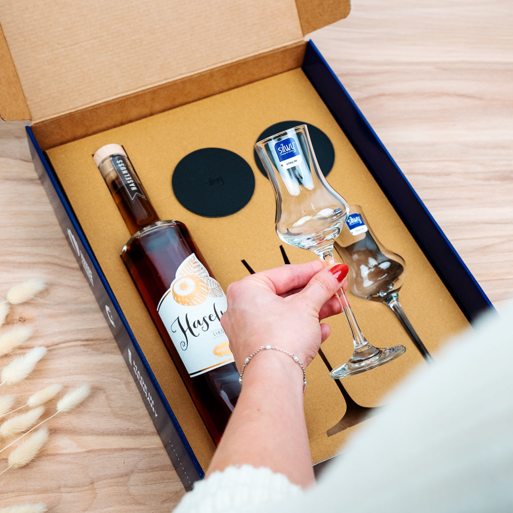 Gift box Penninger - Blue packaging with two magnetic crystal glasses of liqueur, a bottle of Penninger hazelnut and round Metal nano gel pads in black