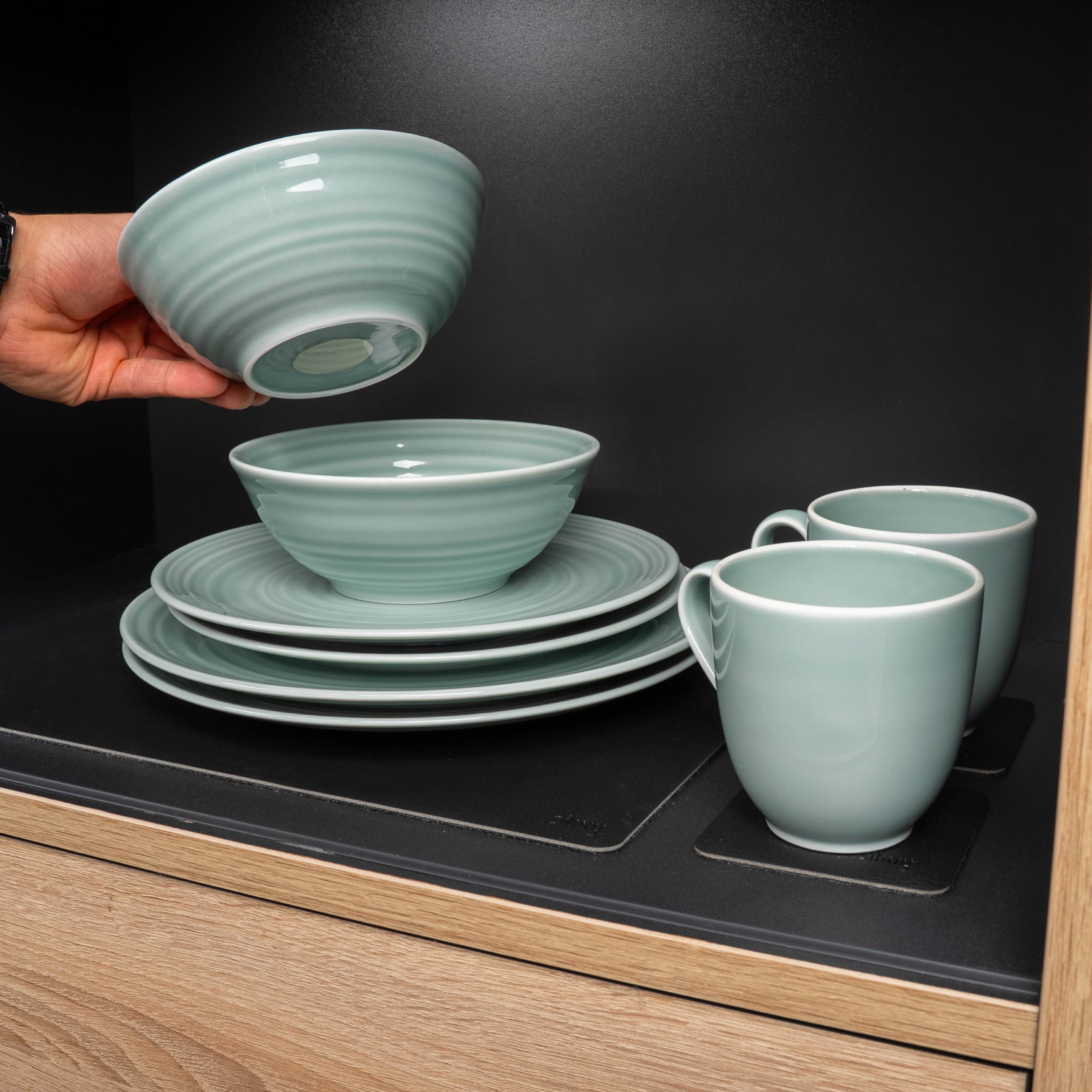 Magnetic porcelain tableware set cyan in cupboard remove