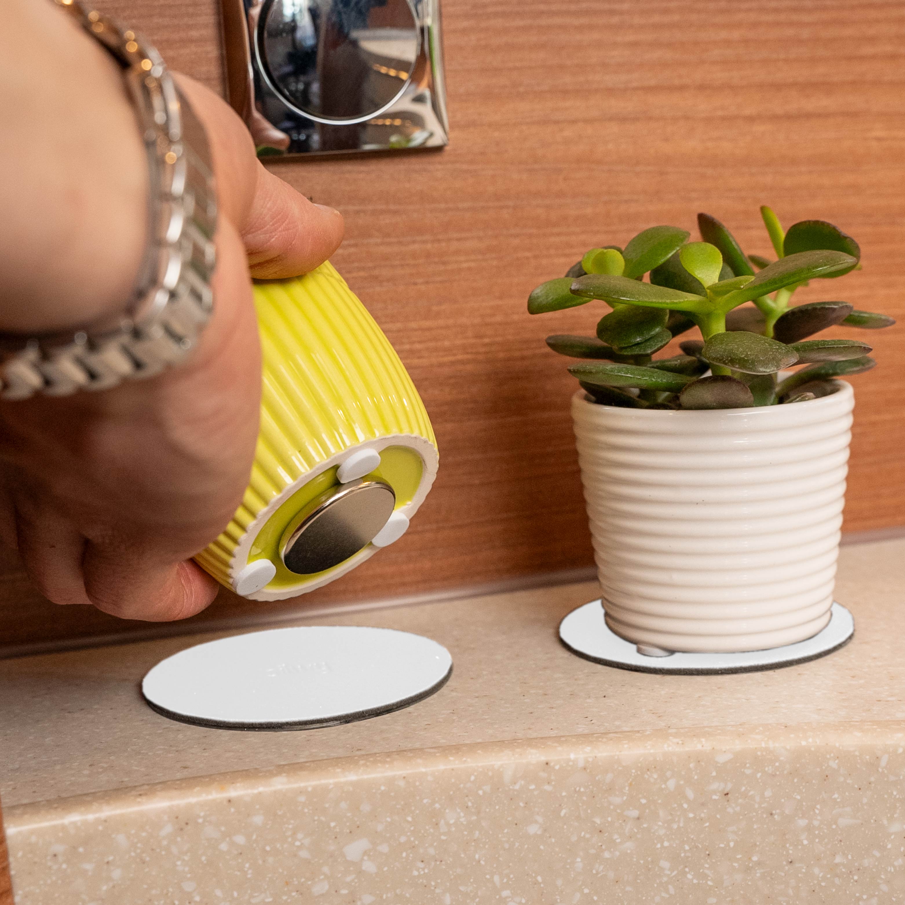 Magnet-Power-Bundle white - Two round Metal nano gel pads and two flower vases in yellow and white with round magnets to attach to the pads.