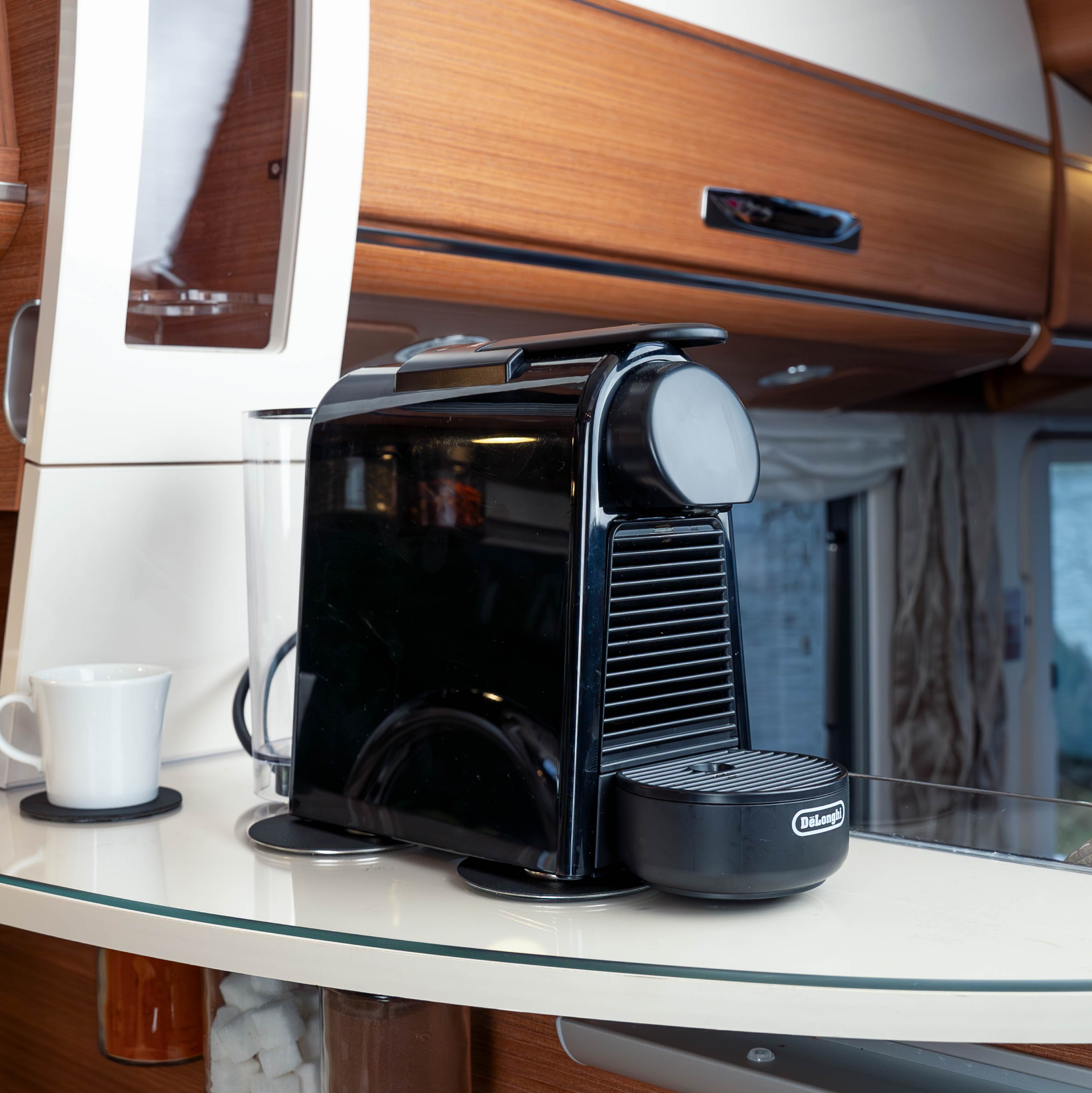 Power Bundle XXL - Coffee machine with power magnets on round, black metal-nano-gel-pads and magnetic cup also attached to a black, round metal-nano-gel-pad