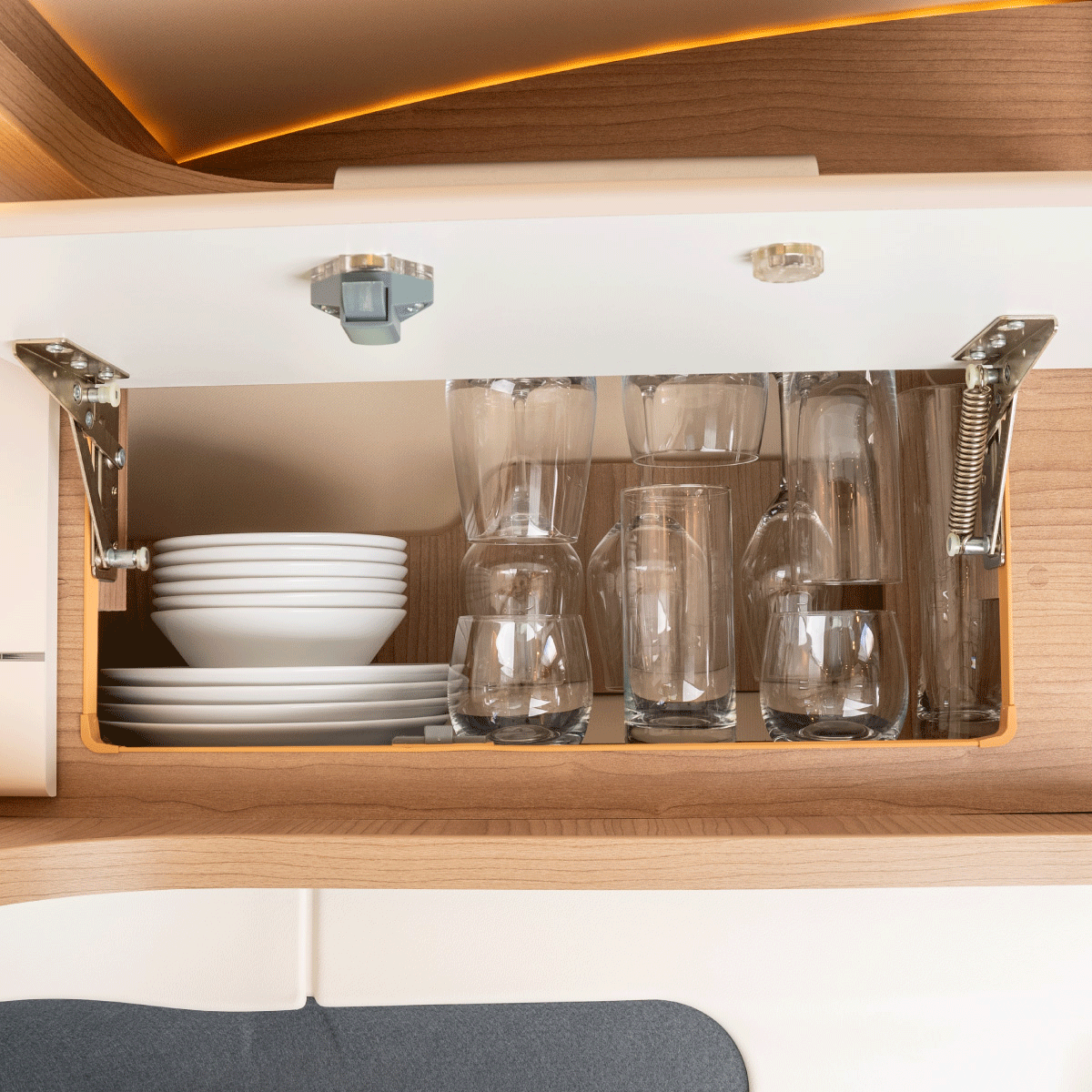 GIF untidy shelf without silwy and tidy shelf with silwy
