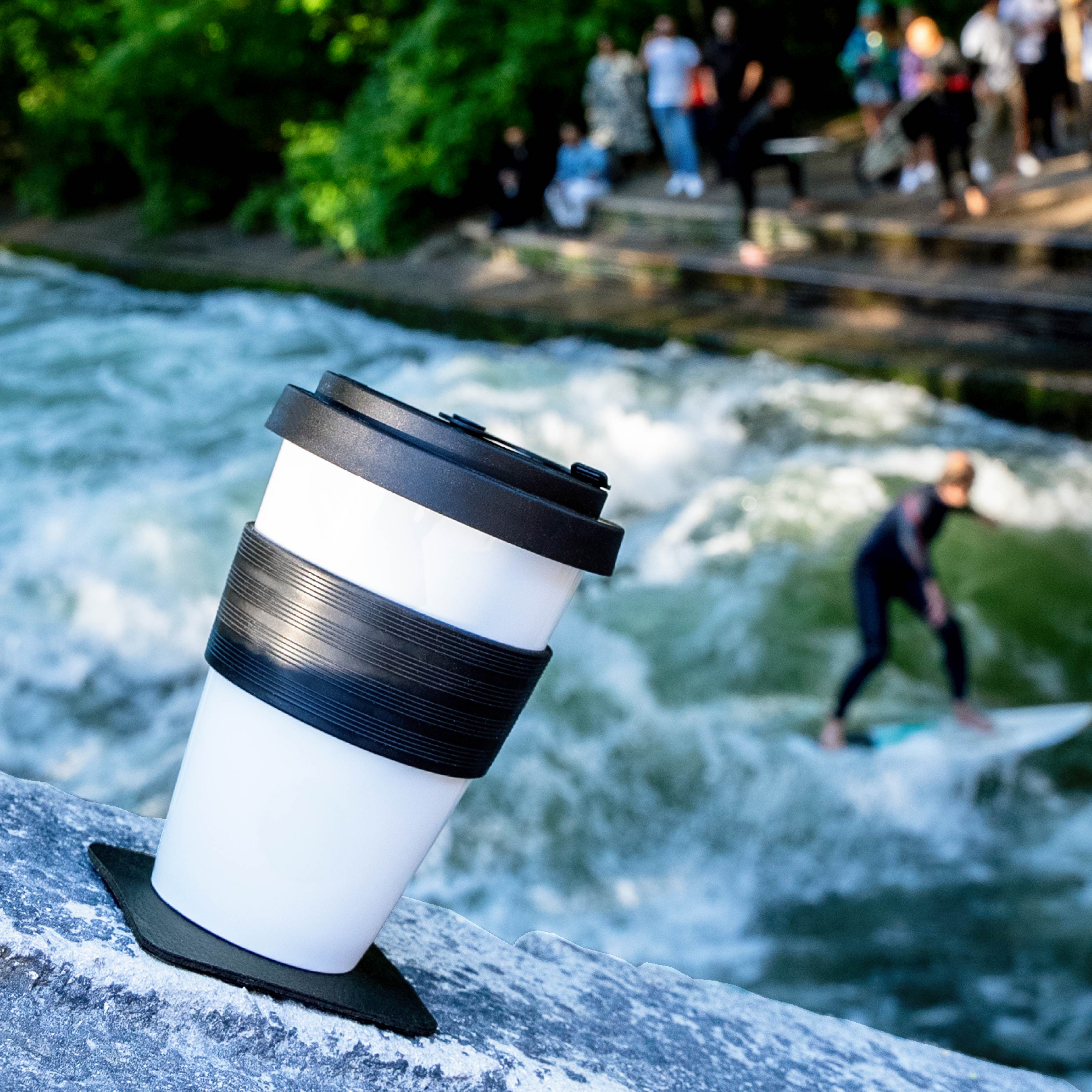 Magnetic porcelain cup is fixed in an inclined position by a pad