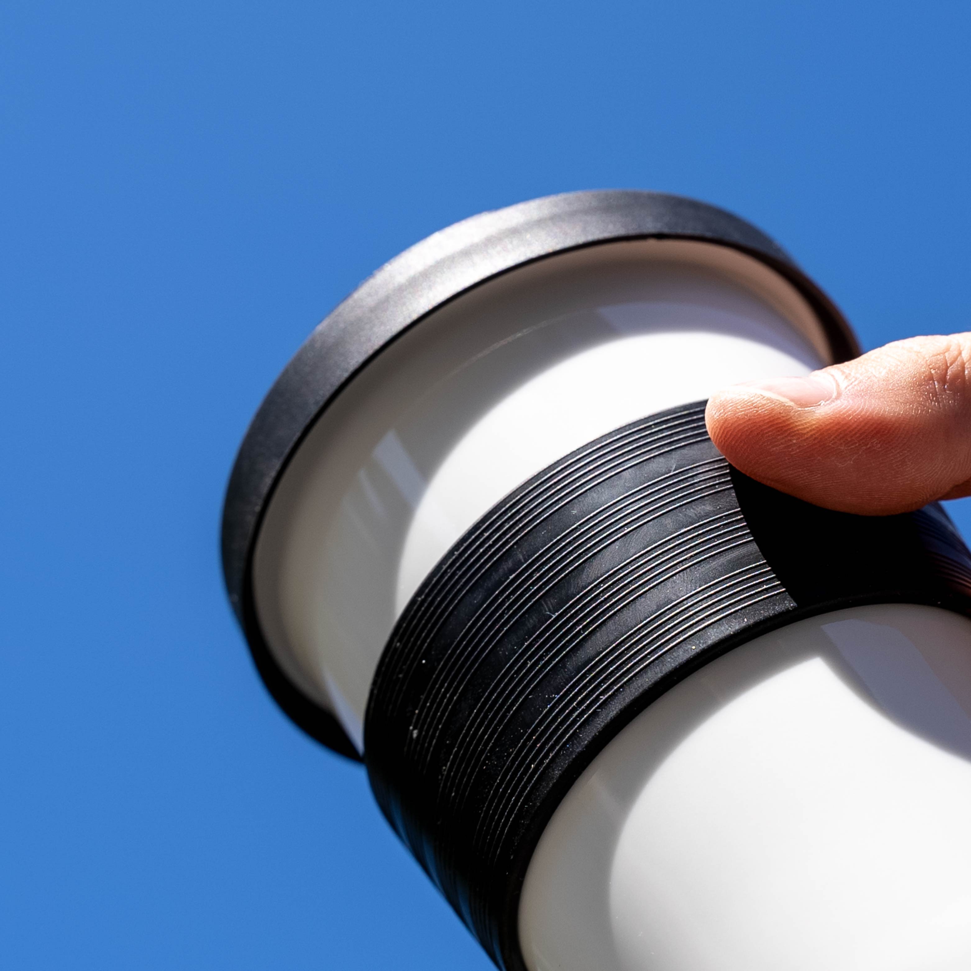 Close-up of the heat protection band of the porcelain cup