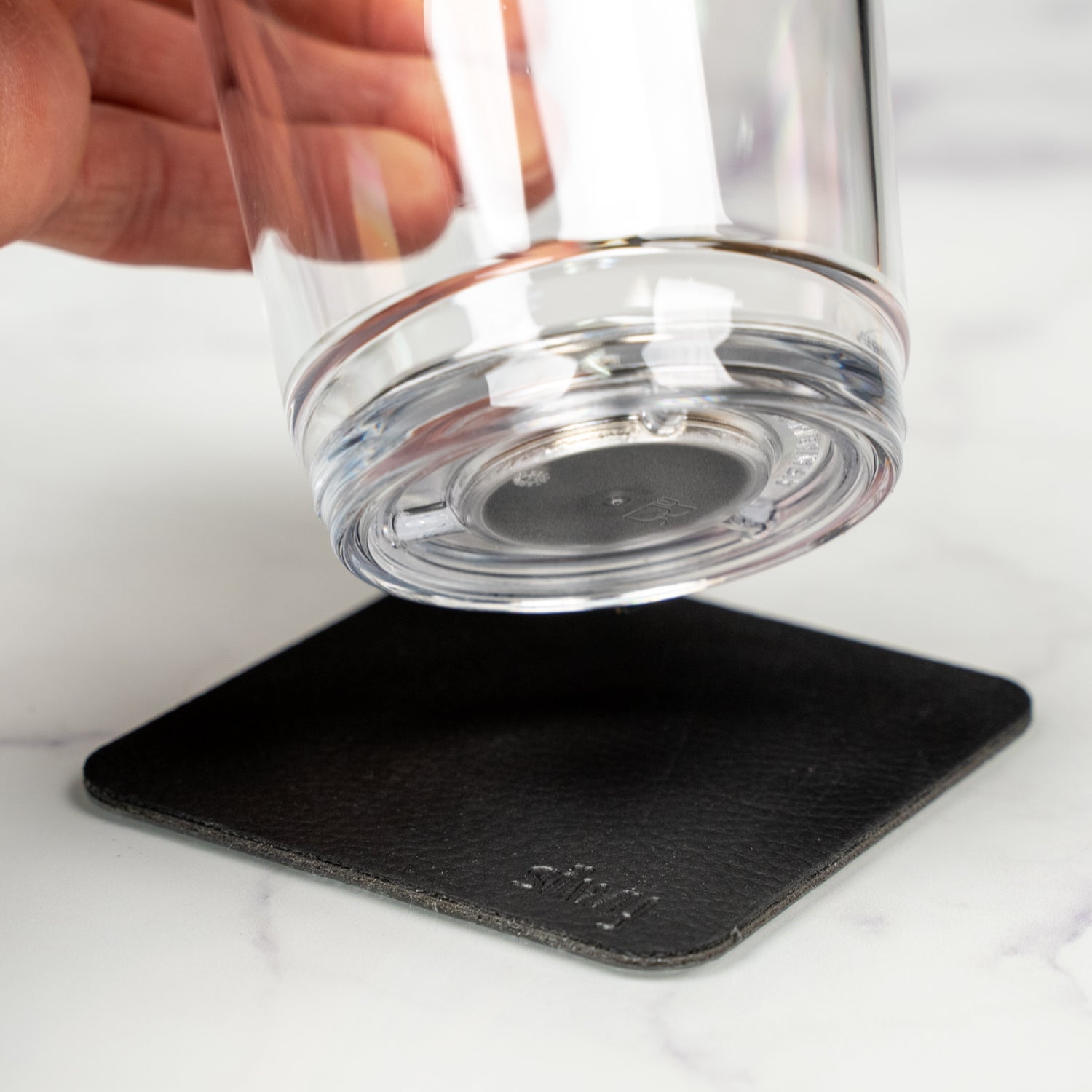 Magnetic jar with integrated magnet in the base and accompanying Metal-Nano-Gel-Pad in black