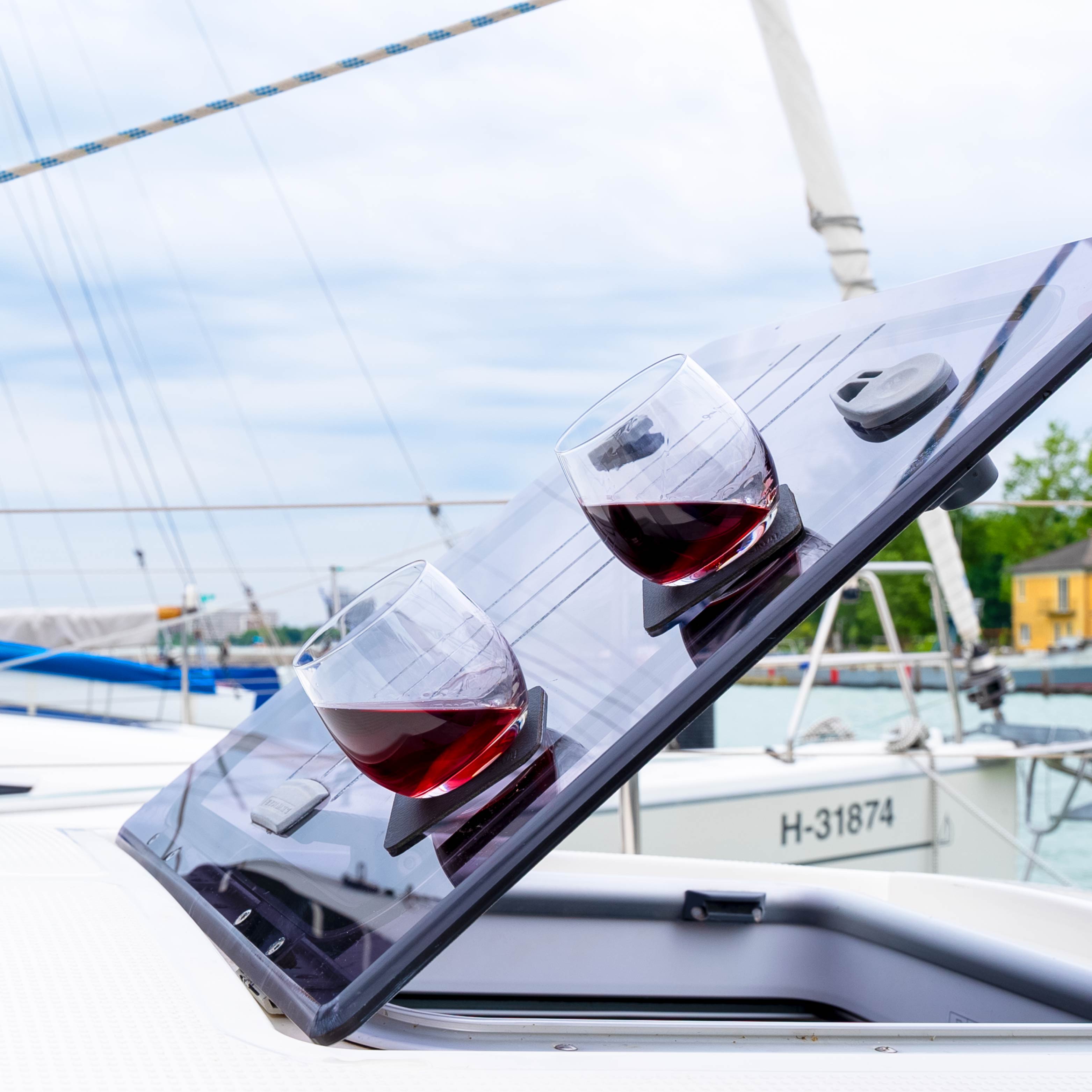 Magnetic crystal glasses whisky on two pads in inclined position on a boat