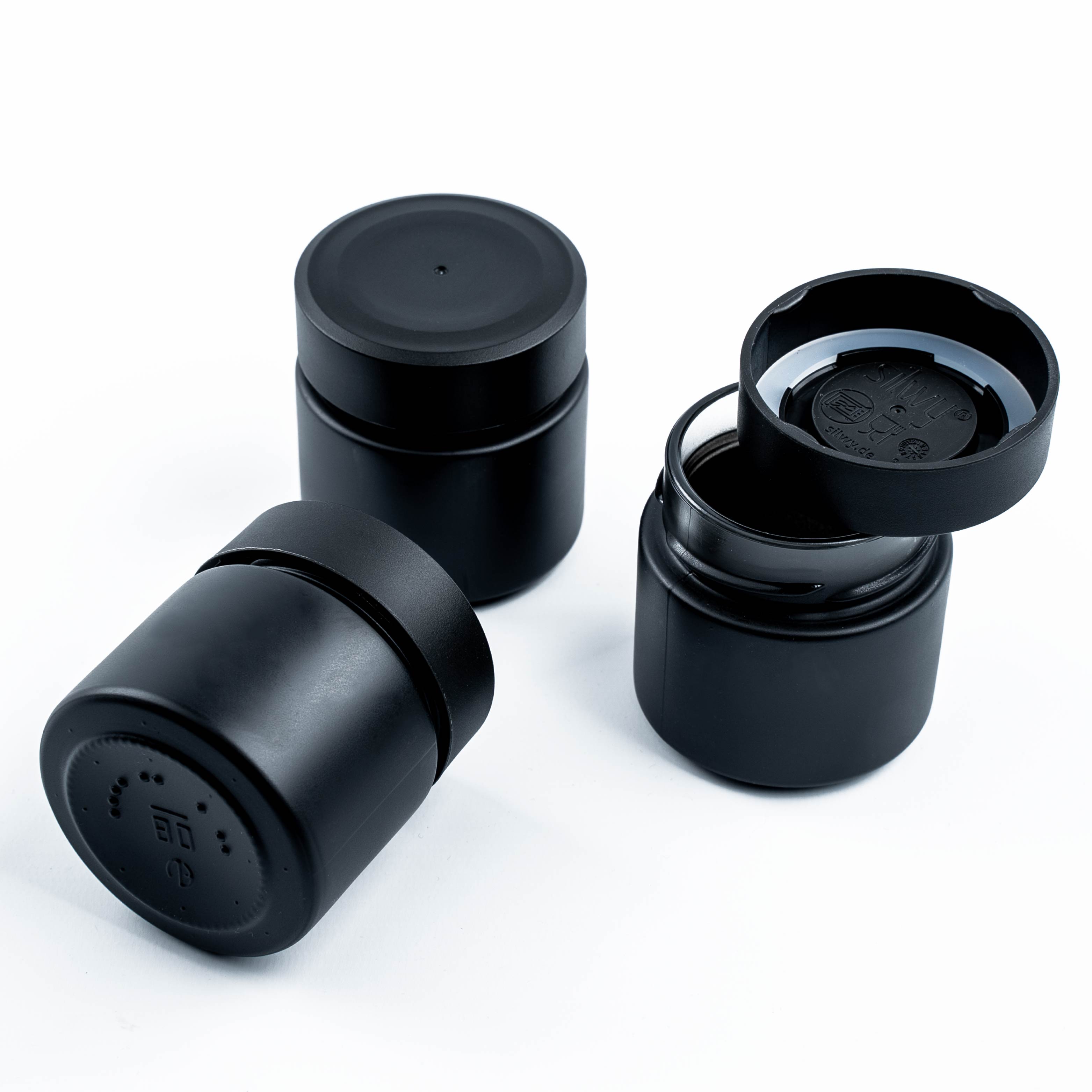 Free-standing Magnetic deli jars with a view of the integrated magnets in the jar lid