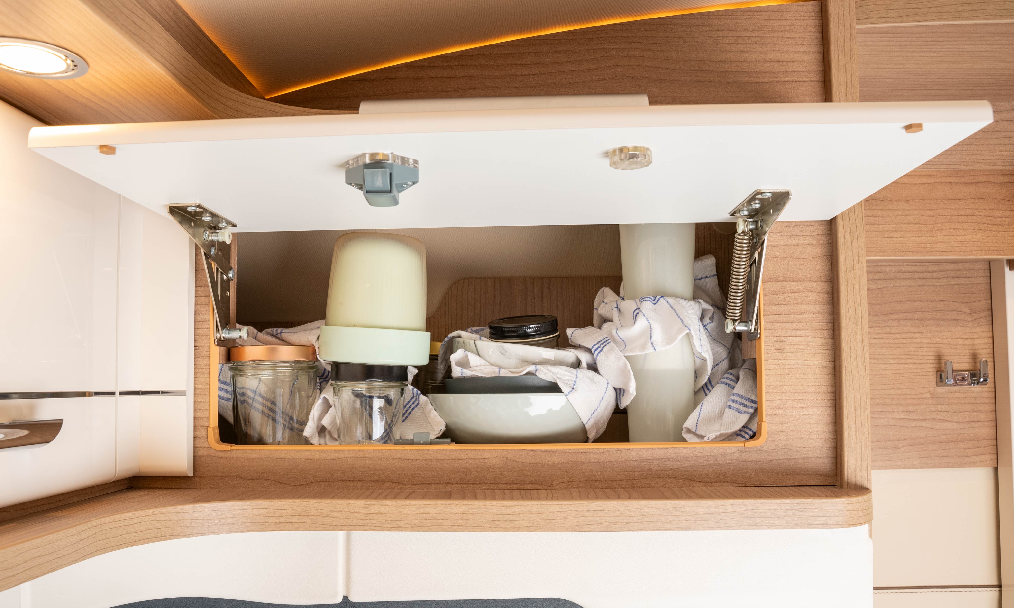 Demonstration of a storage compartment without silwy - chaos and disorder
