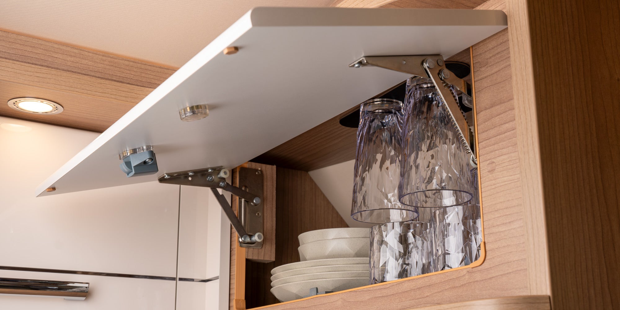 Hanging Magnetic glasses and Plates plates on shelves