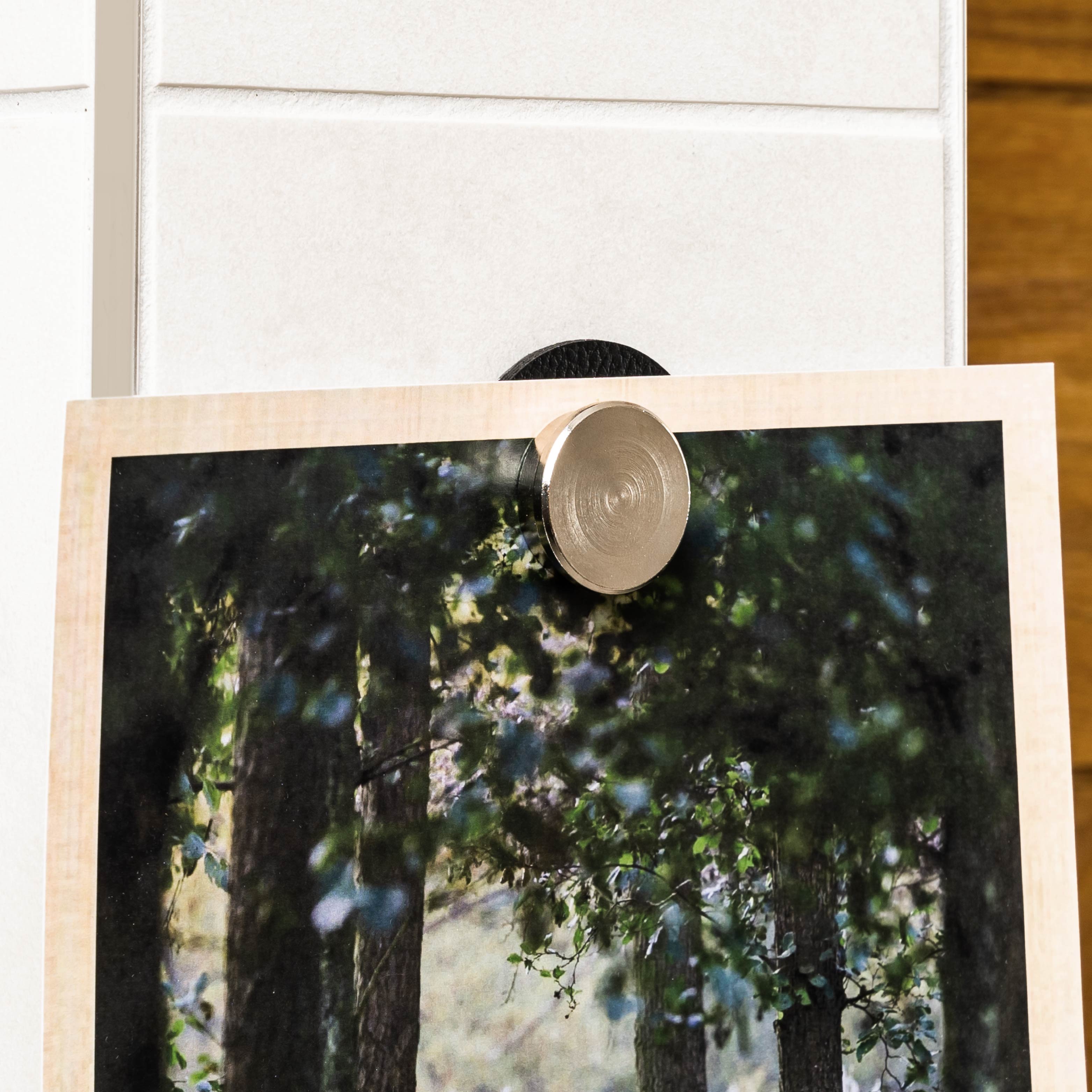 Postcard is fixed by metal-nano-gel-pad in combination with the magnetic pin
