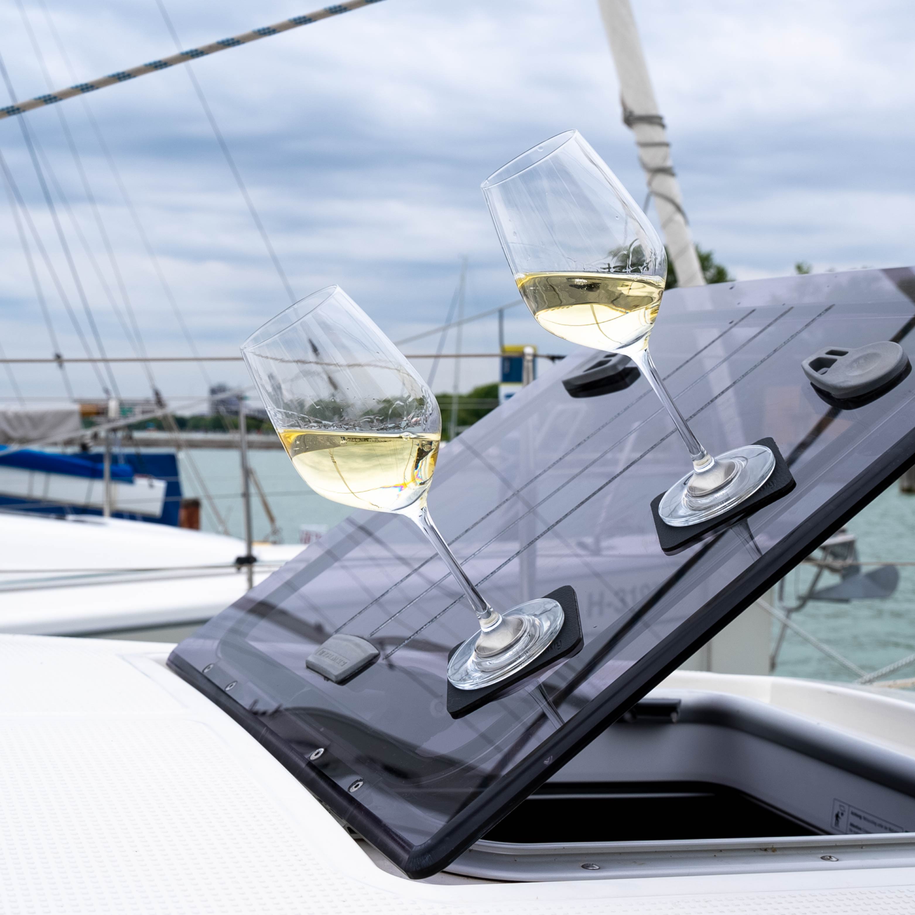 Magnetic crystal glasses wine incl. square Metal-Nano-Gel-Pad black on boat