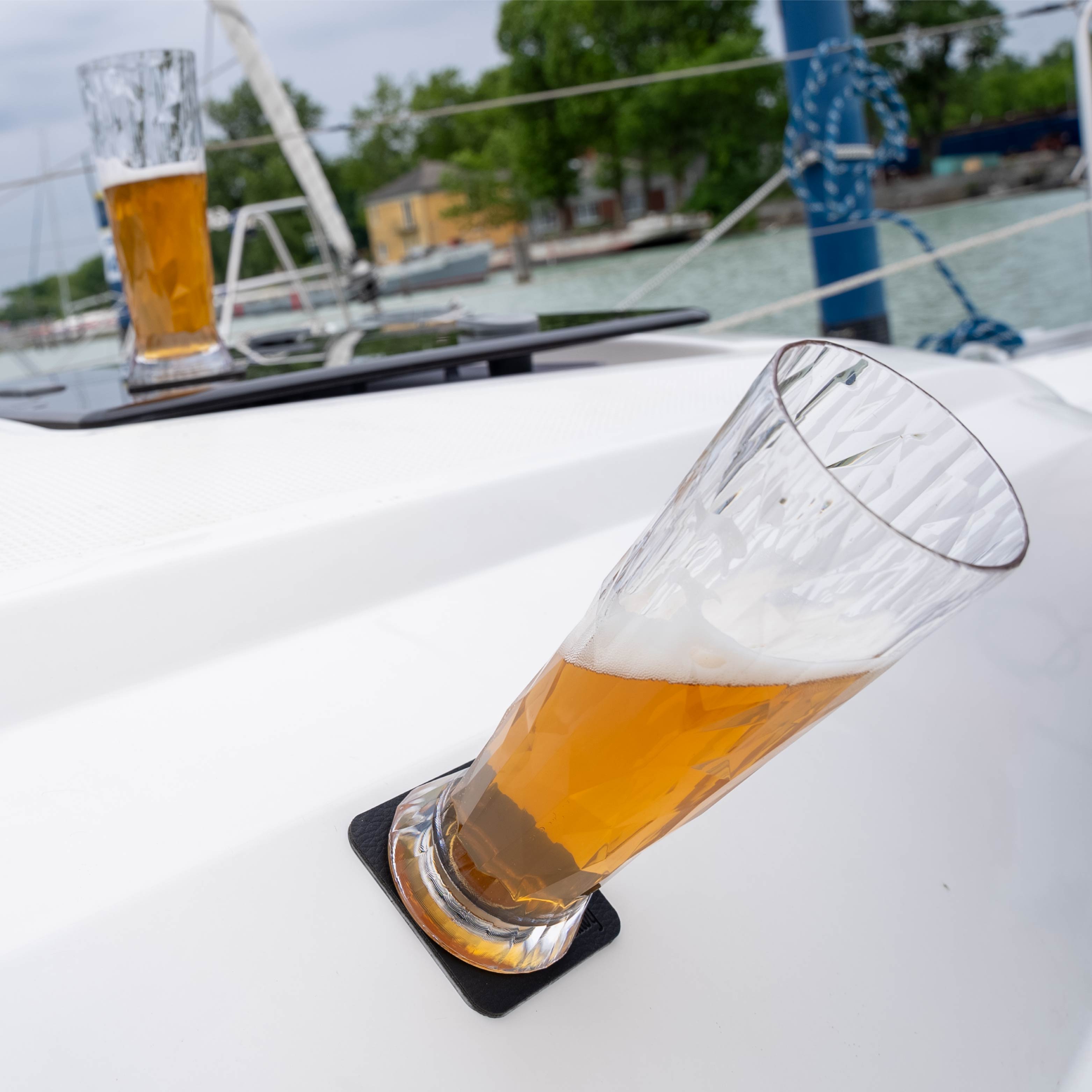 Cristal de plástico con imán, fijado sobre almohadilla en el barco