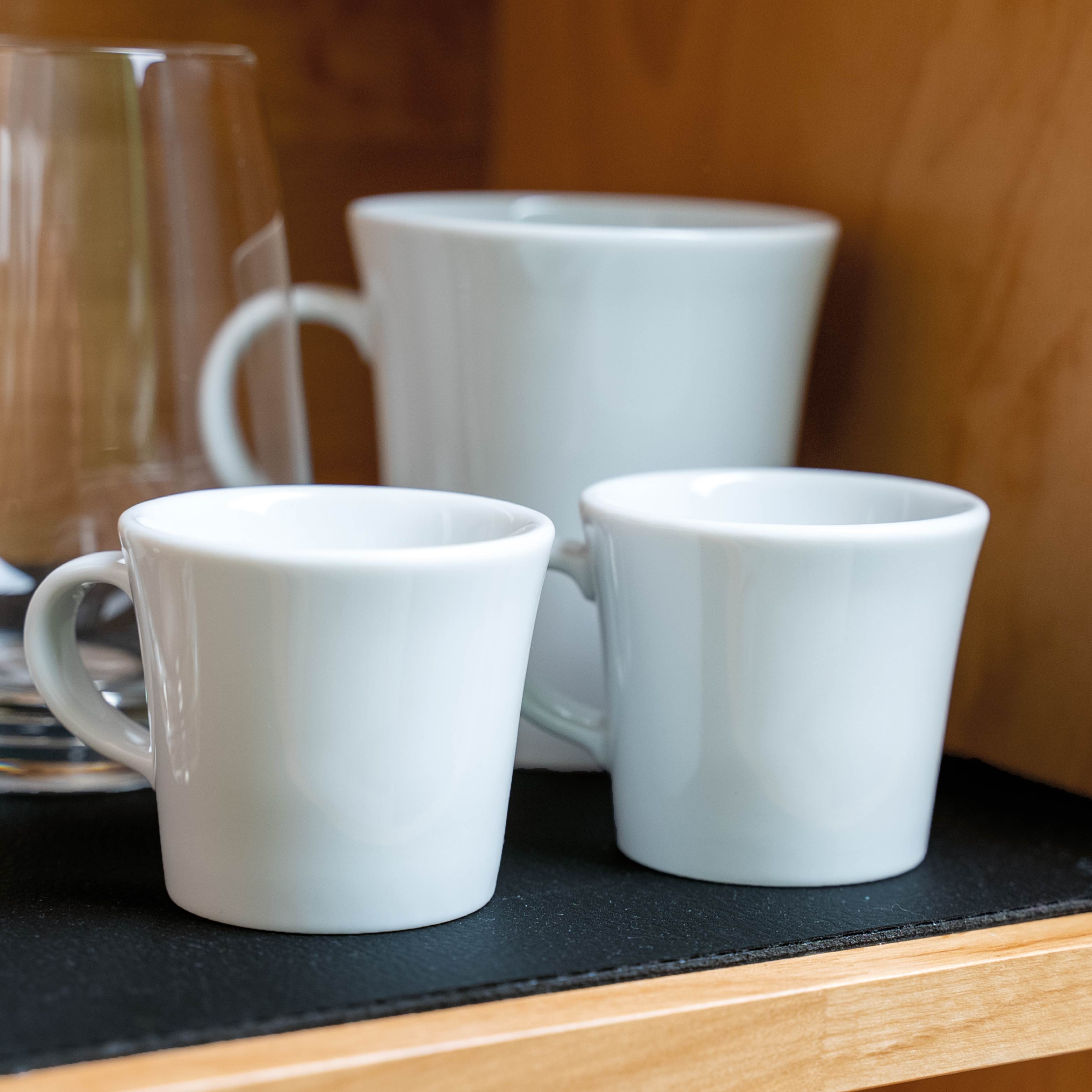 Las tazas de café espresso magnéticas se mantienen en su sitio en el compartimento de almacenamiento gracias a alfombrilla